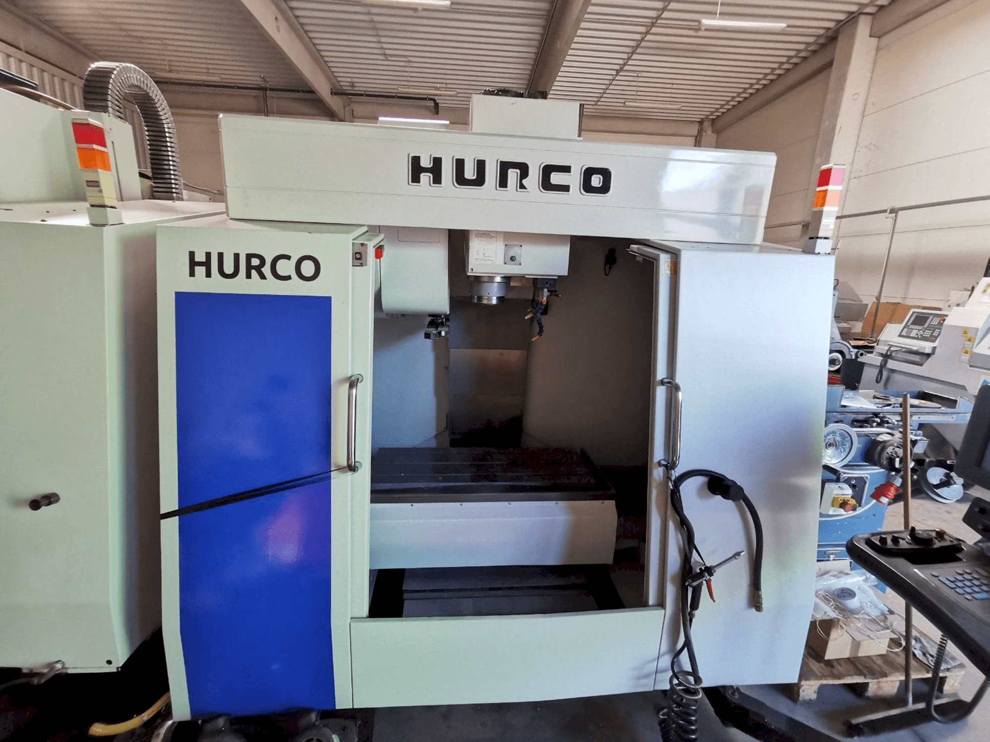 Prikaz stroja Hurco BMC 30 sprijeda