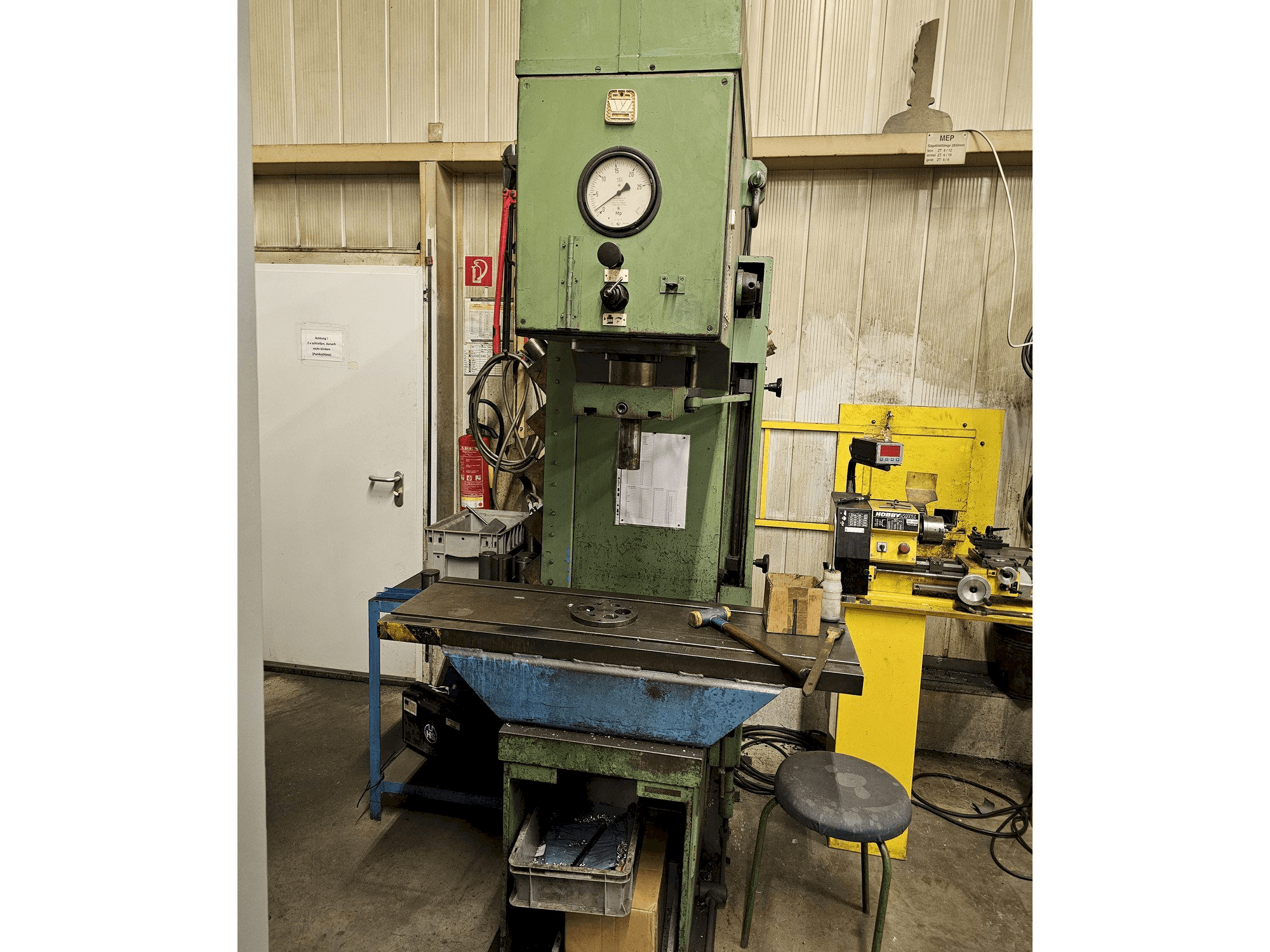 Prikaz stroja VEB PYE/25/1 sprijeda