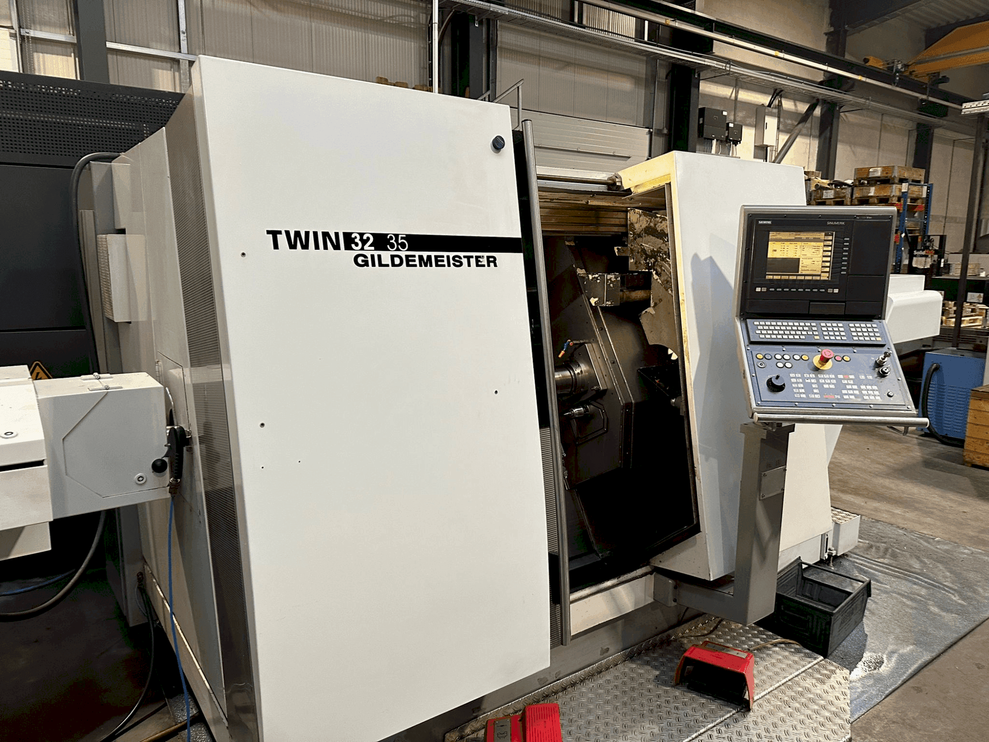 Prikaz stroja Gildemeister TWIN 32 sprijeda