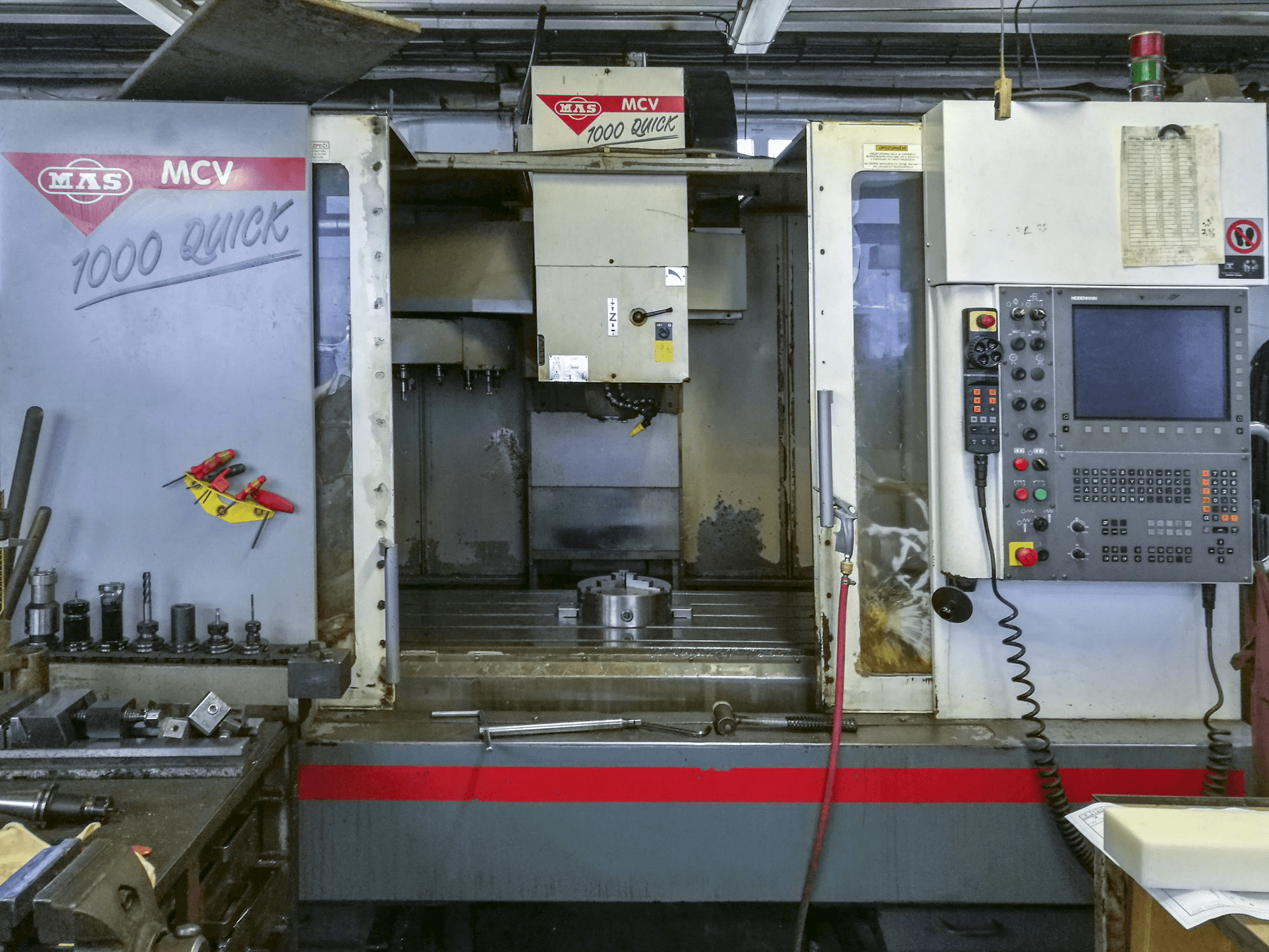 Prikaz stroja KOVOSVIT MAS MCV 1000 Quick sprijeda