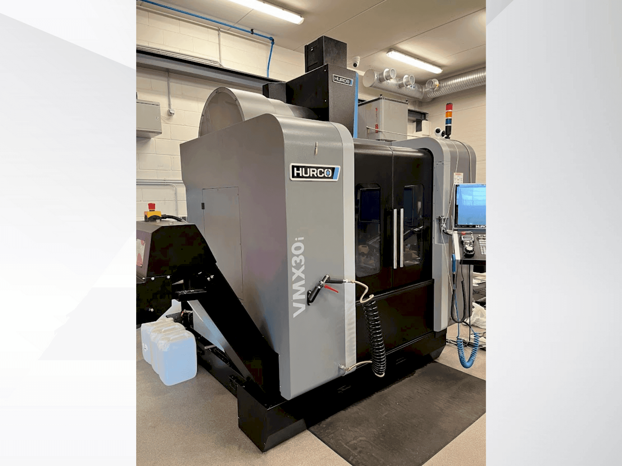 Prikaz stroja Hurco VMX30i sprijeda