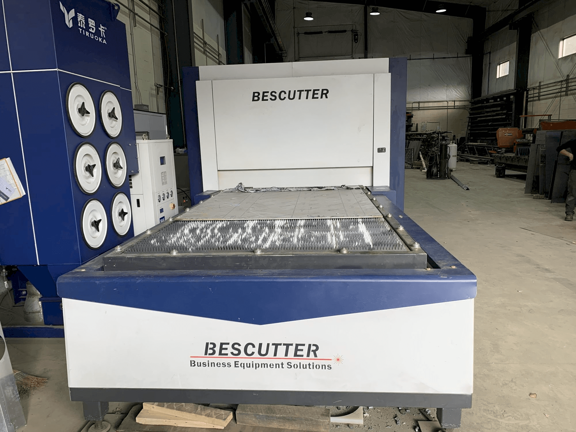 Prikaz stroja BESCUTTER Tital-8000W IPG sprijeda