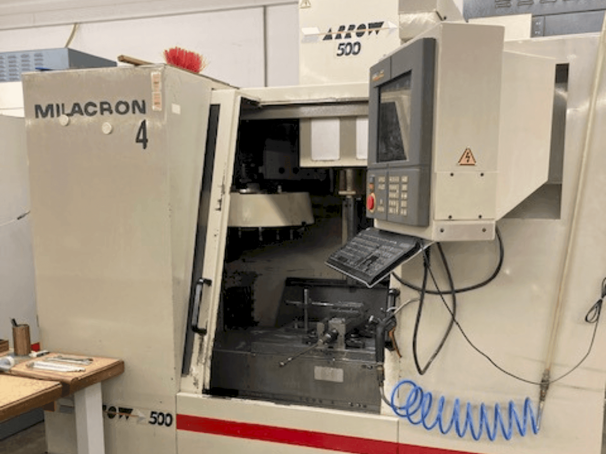 Prikaz stroja Cincinnati Milacron Arrow 500 sprijeda