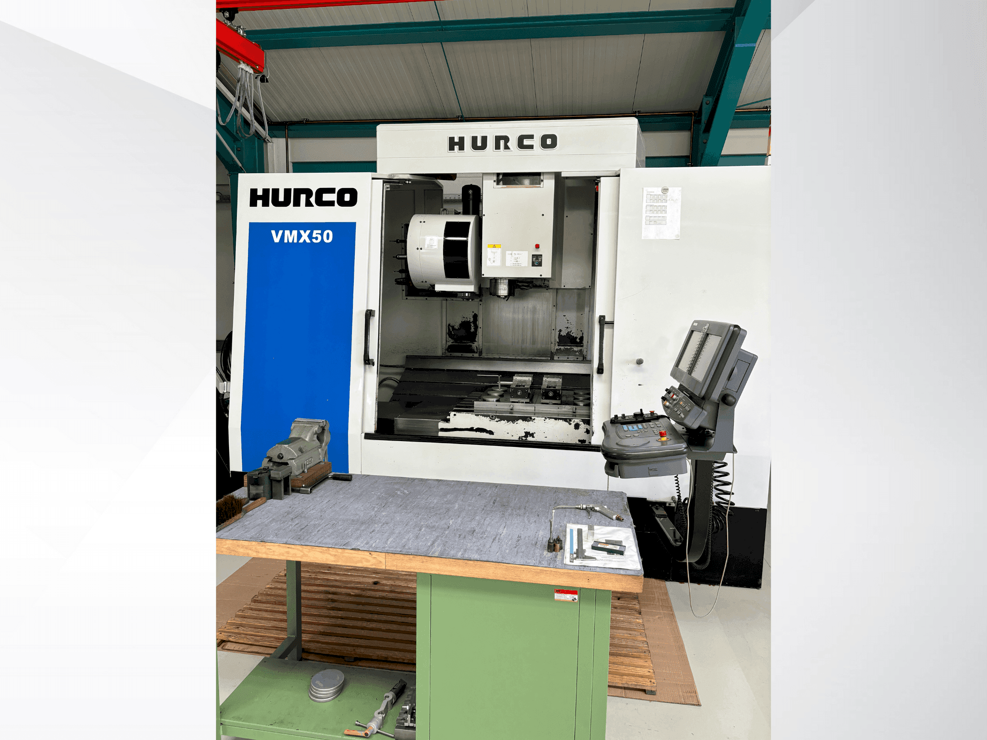 Prikaz stroja Hurco VMX50 sprijeda