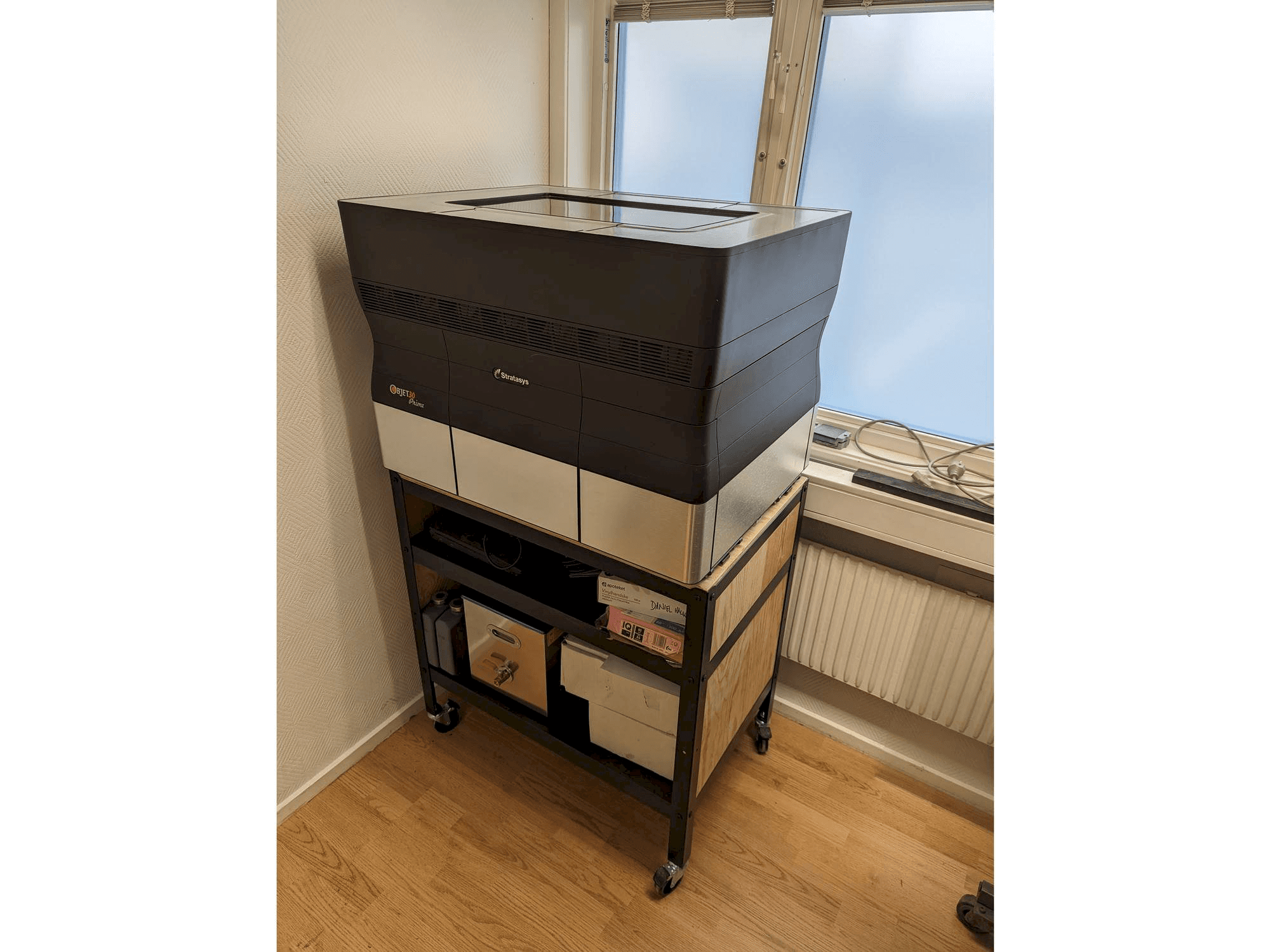 Prikaz stroja Stratasys objet30 V3 pro sprijeda