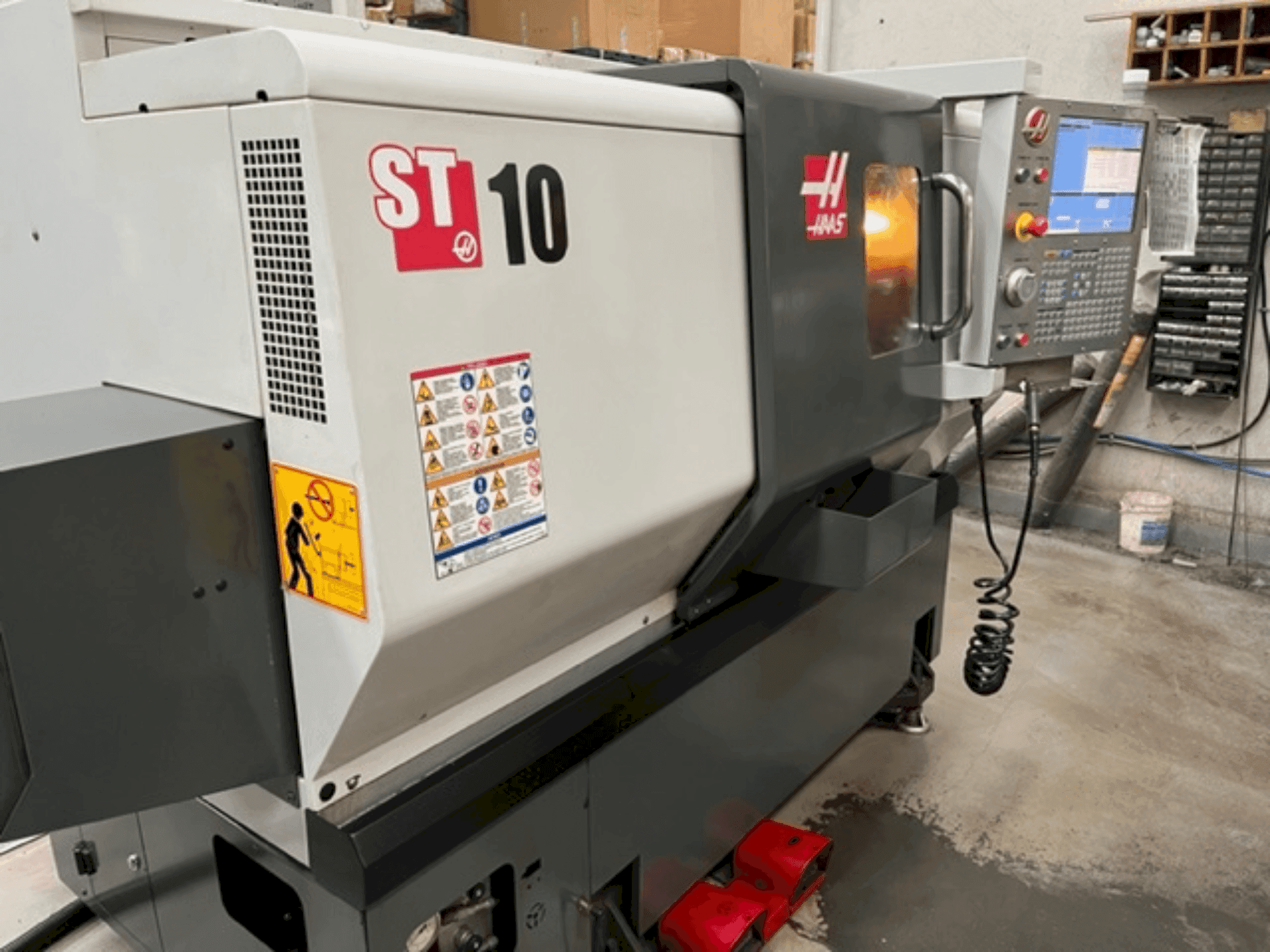 Prikaz stroja HAAS ST 10 sprijeda