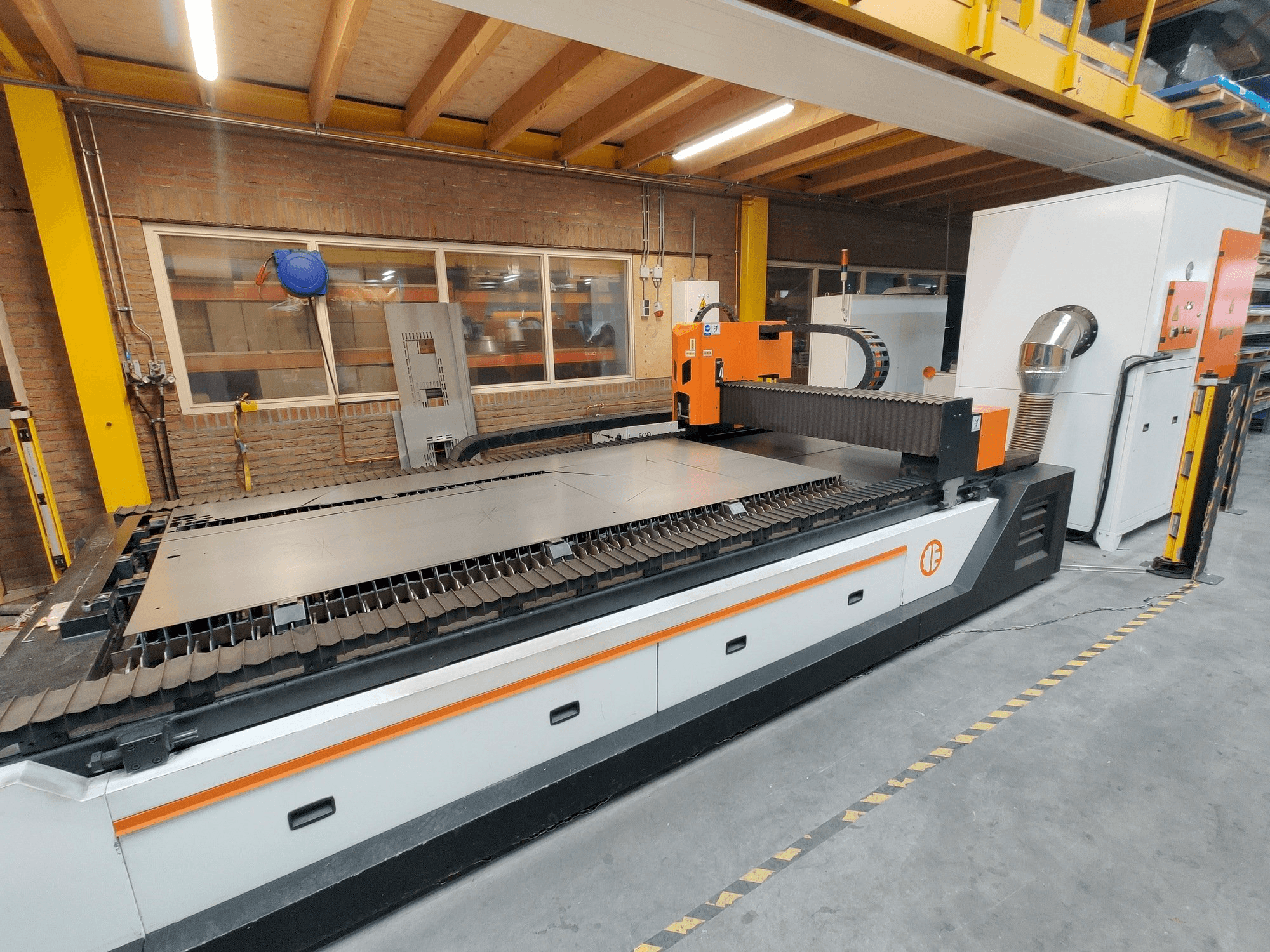 Prikaz stroja ERMAKSAN Fibermak Hawk 3015 1kw fiber sprijeda