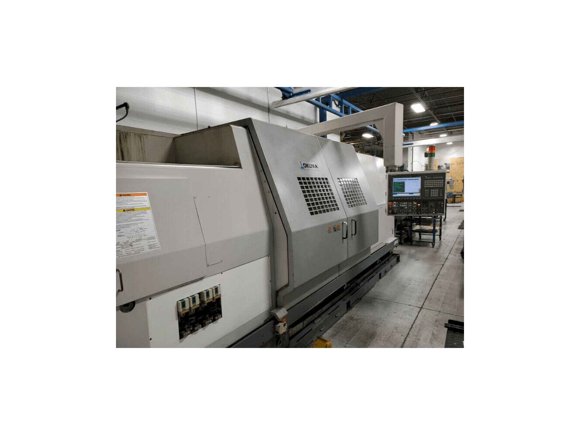 Prikaz lijeve strane stroja Okuma LB45 II