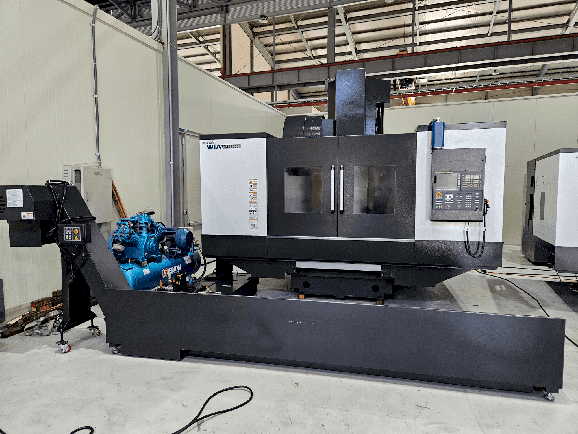 Prikaz stroja Hyundai Wia WIA KF 7700 B sprijeda