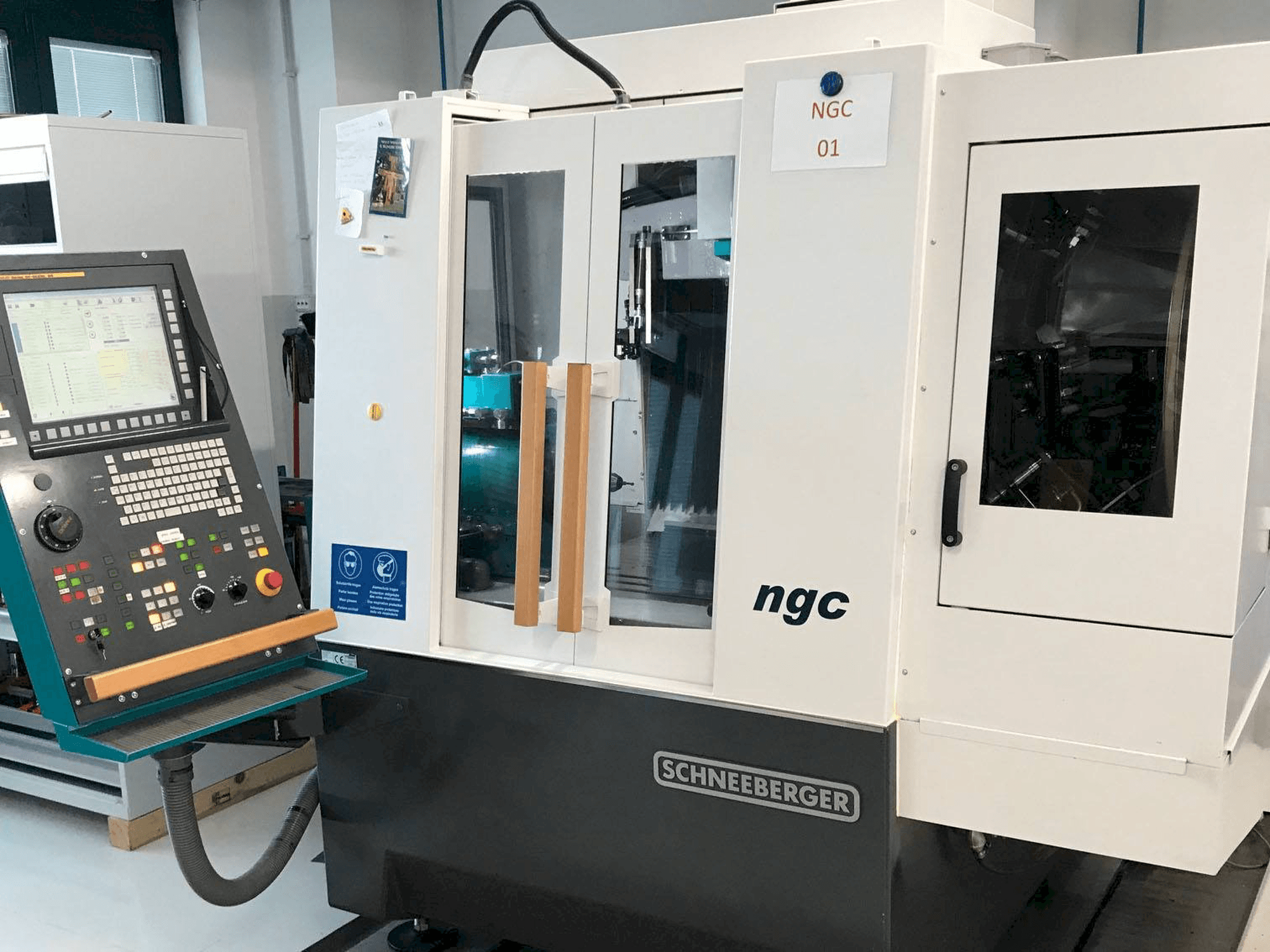 Prikaz stroja Schneeberger NGC sprijeda