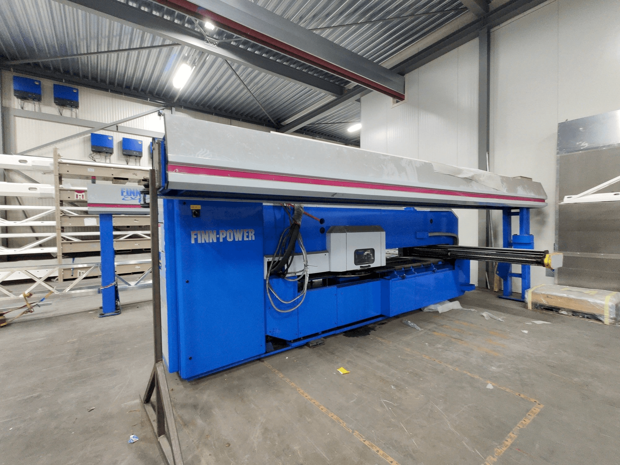 Prikaz stroja Finn-Power F6-25 SB/AM + FMM 300 / 1 / UT automation sprijeda
