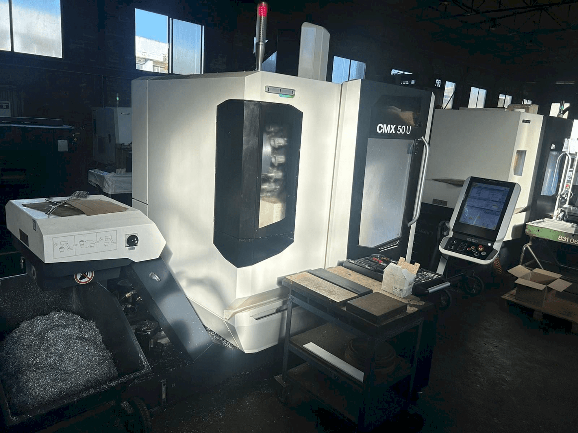 Prikaz stroja DMG MORI CMX 50 U sprijeda