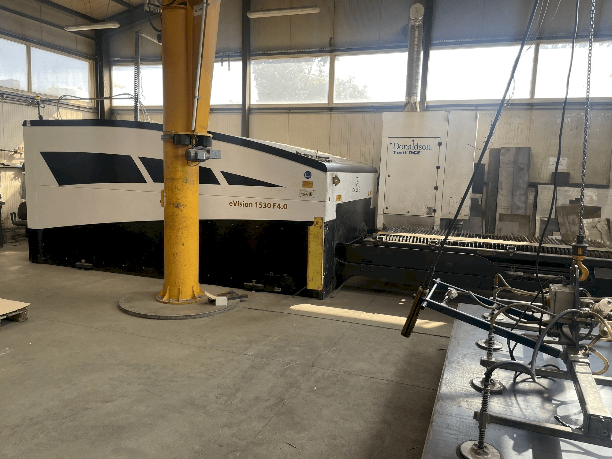 Prikaz stroja EAGLE eVision 1530 F4.0 sprijeda