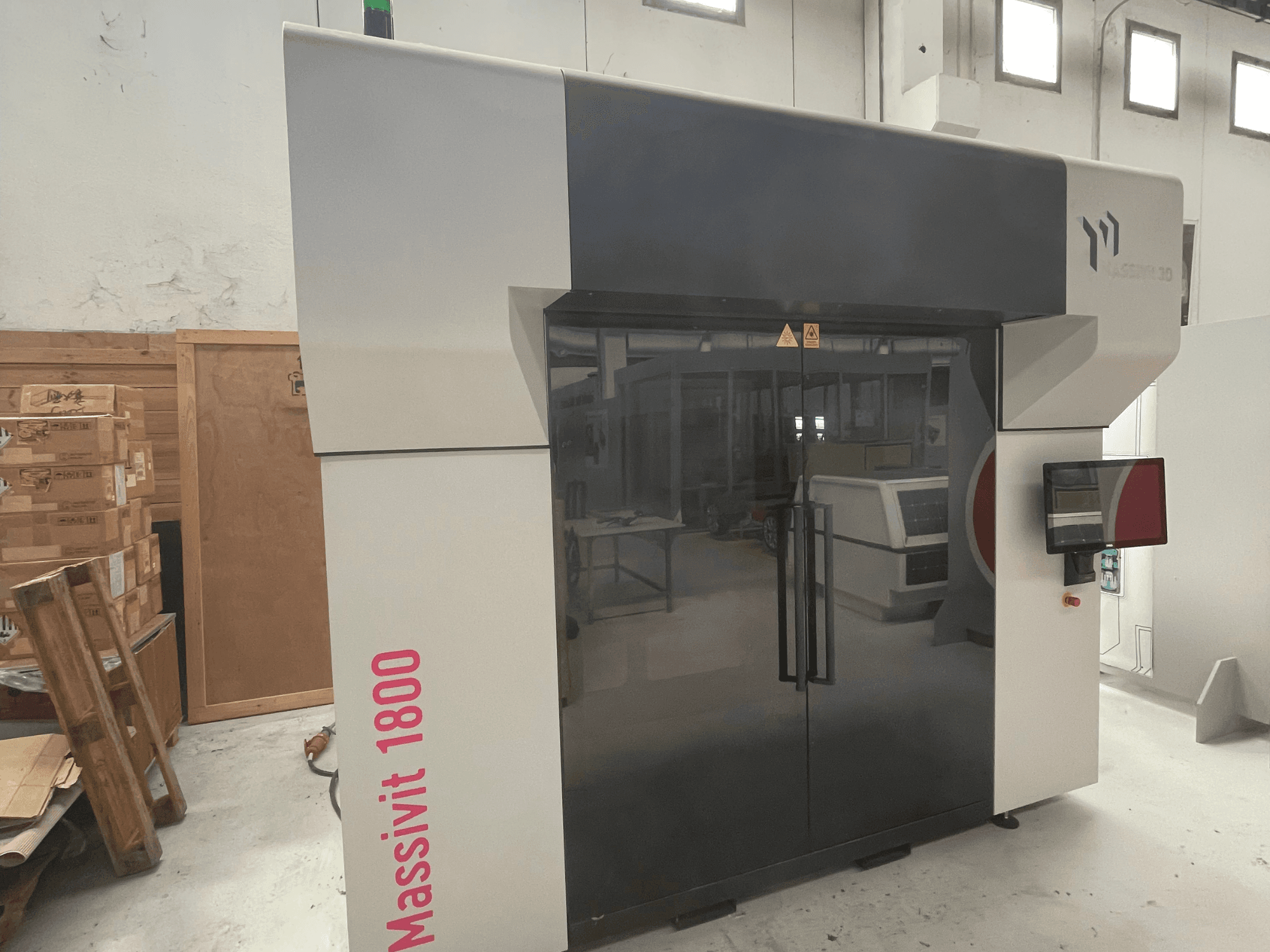 MASSIVIT Massivit 1800 plastični 3D printer prikazan u bočnom pogledu, s zaslonom osjetljivim na dodir i elegantnim crno-bijelim dizajnom.
