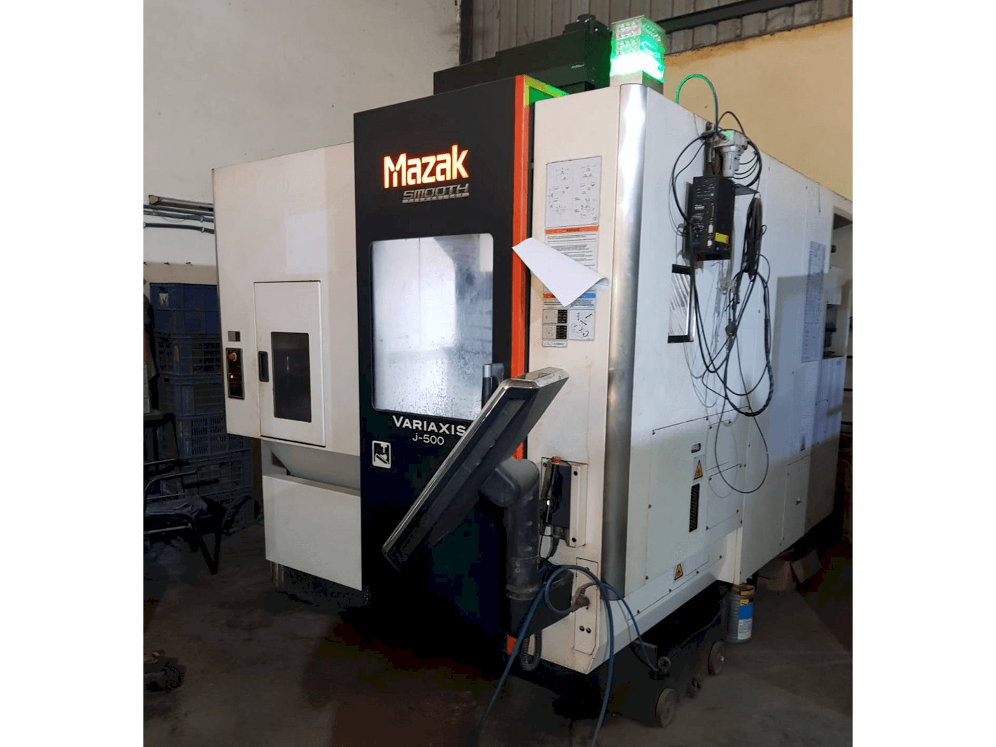 Prikaz stroja Mazak Variaxis J-500 sprijeda