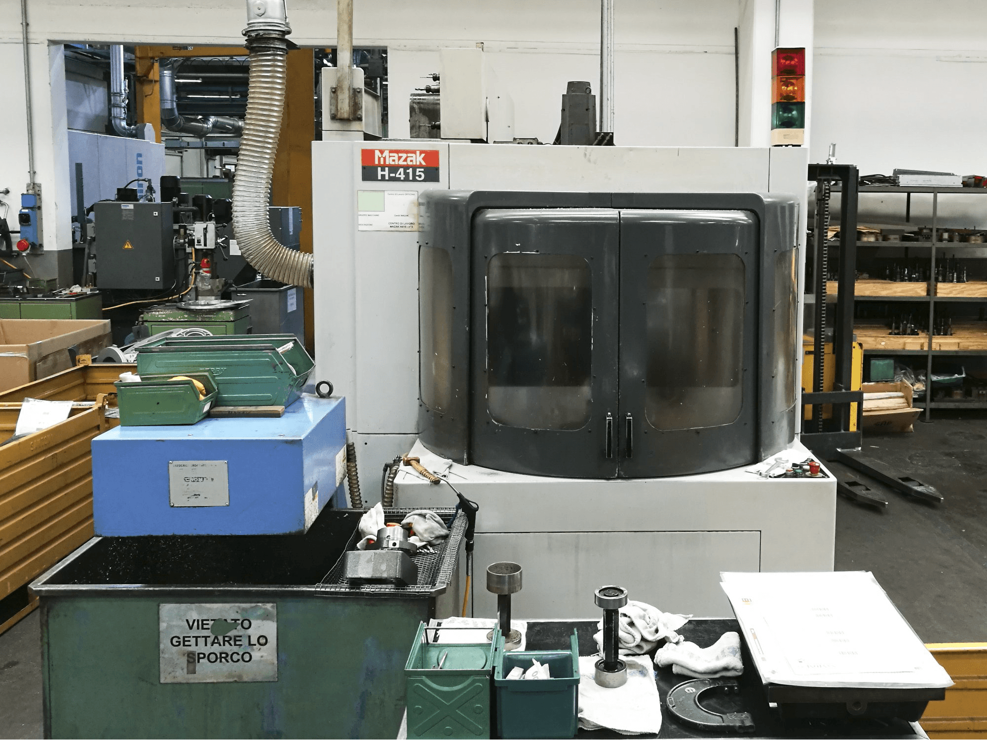 Prikaz stroja Mazak H-415 sprijeda