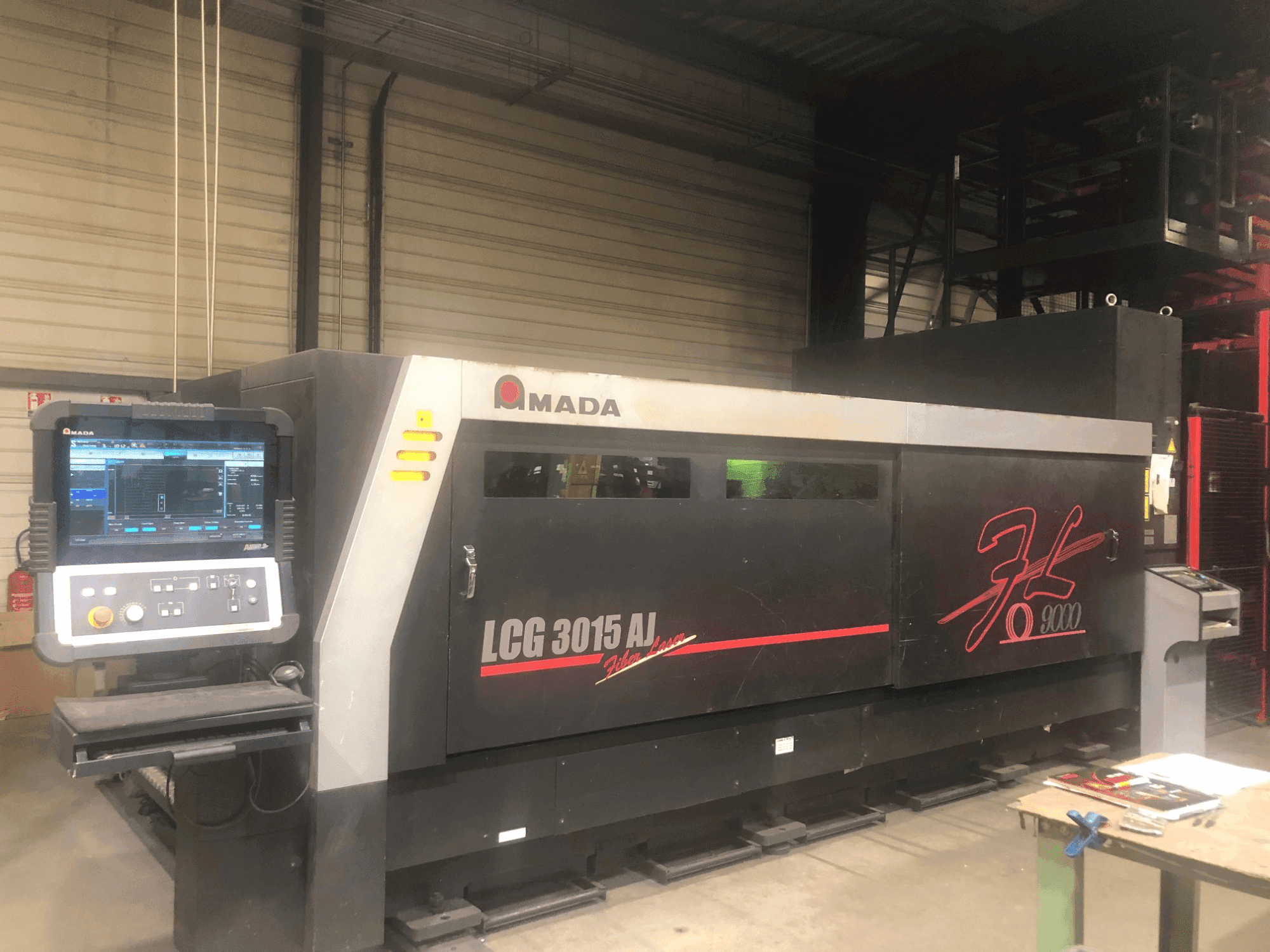 Prikaz stroja AMADA LCG-3015AJ 9kw + ASLUL TWIN TOWER sprijeda