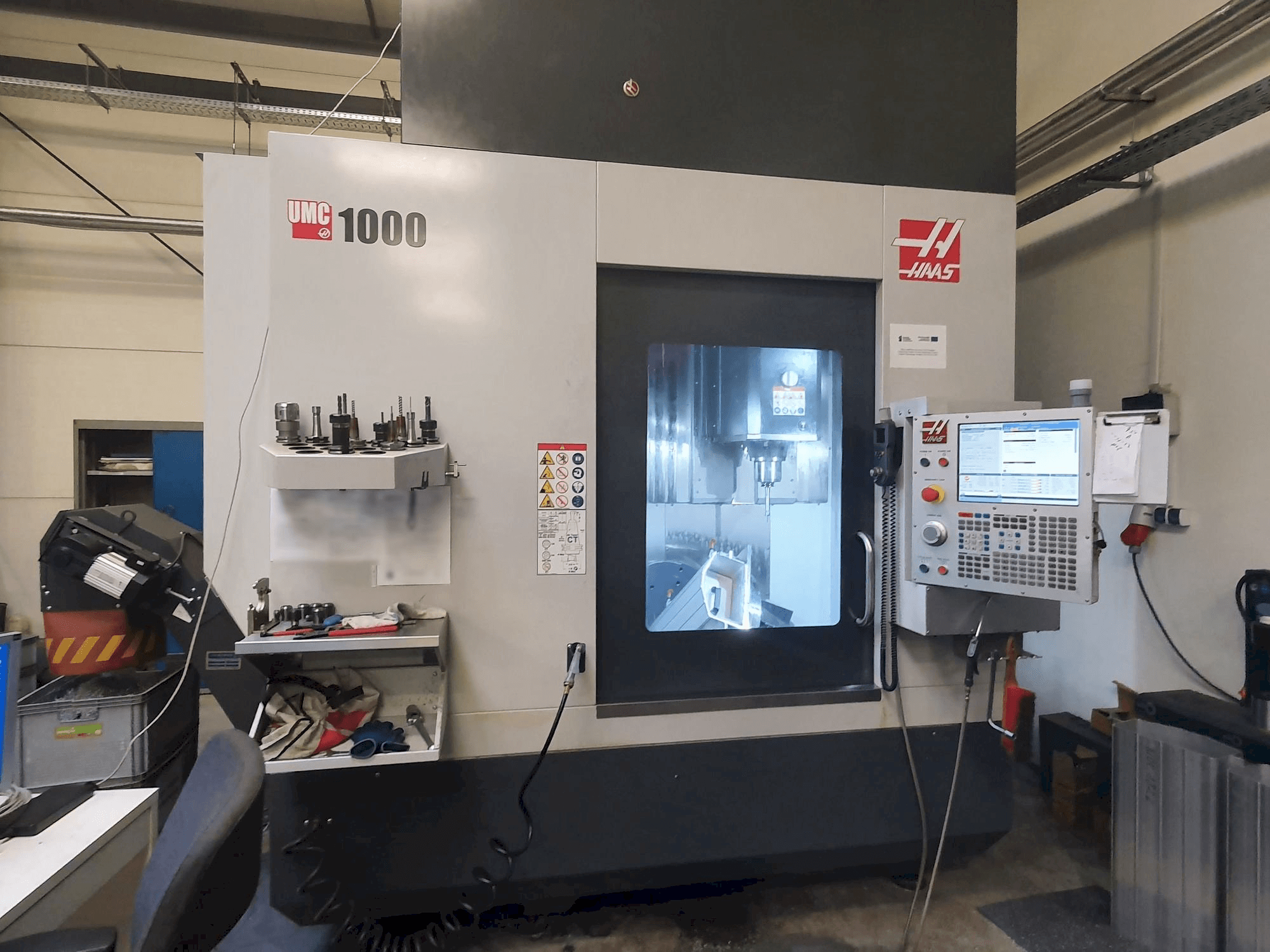 Prikaz stroja HAAS UMC-1000 sprijeda