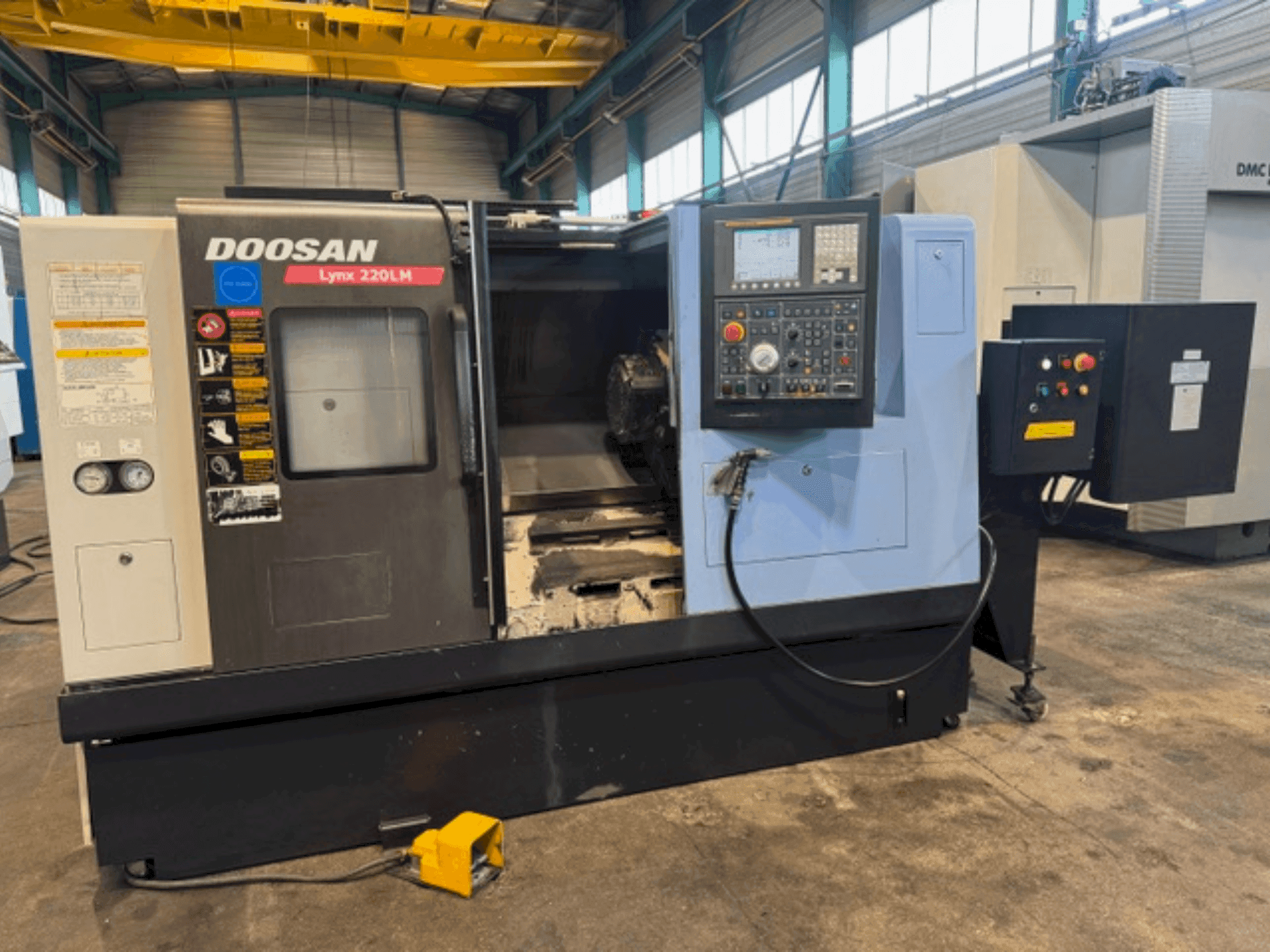 Prikaz stroja DOOSAN LYNX 220 LMA sprijeda