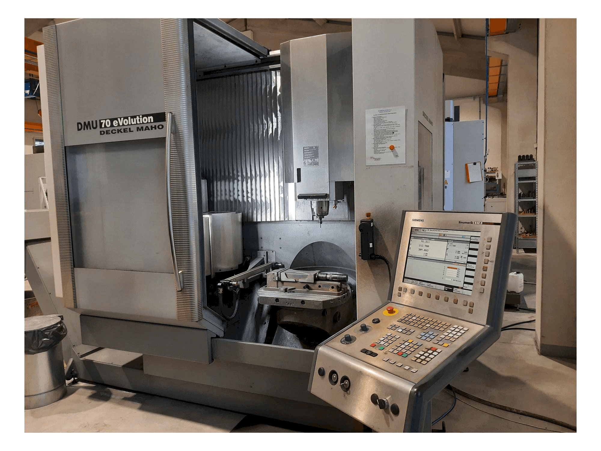 Prikaz stroja DMG DMU 70 eVolution sprijeda