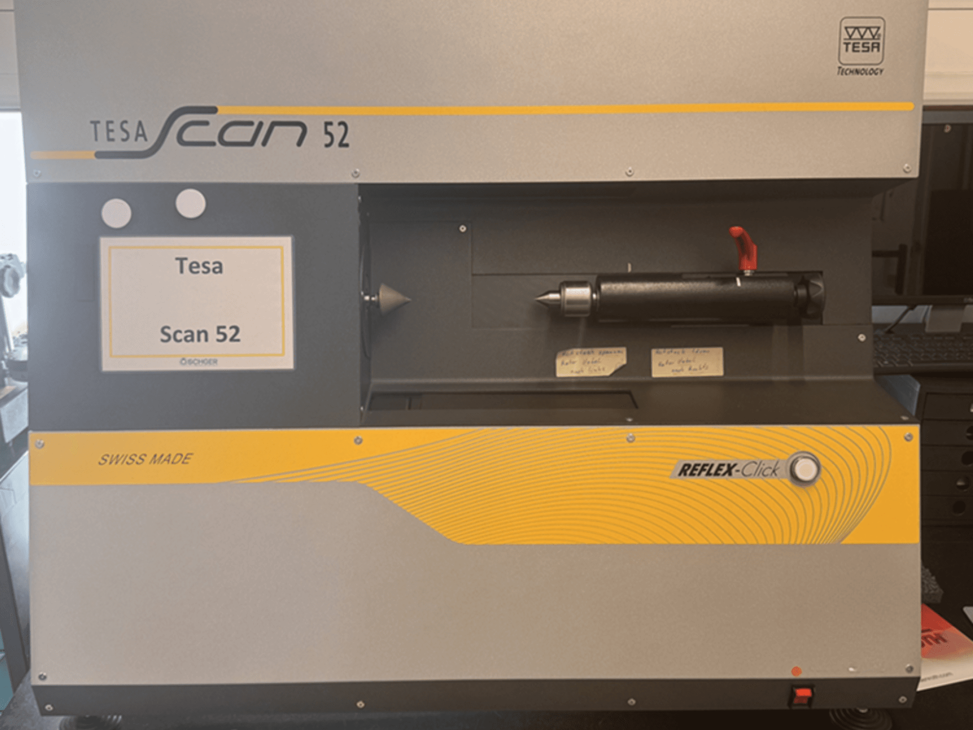 Prednji pogled na optički mjerni stroj TESA Scan 52 s vidljivim kontrolnim tipkama i naljepnicom "SWISS MADE".