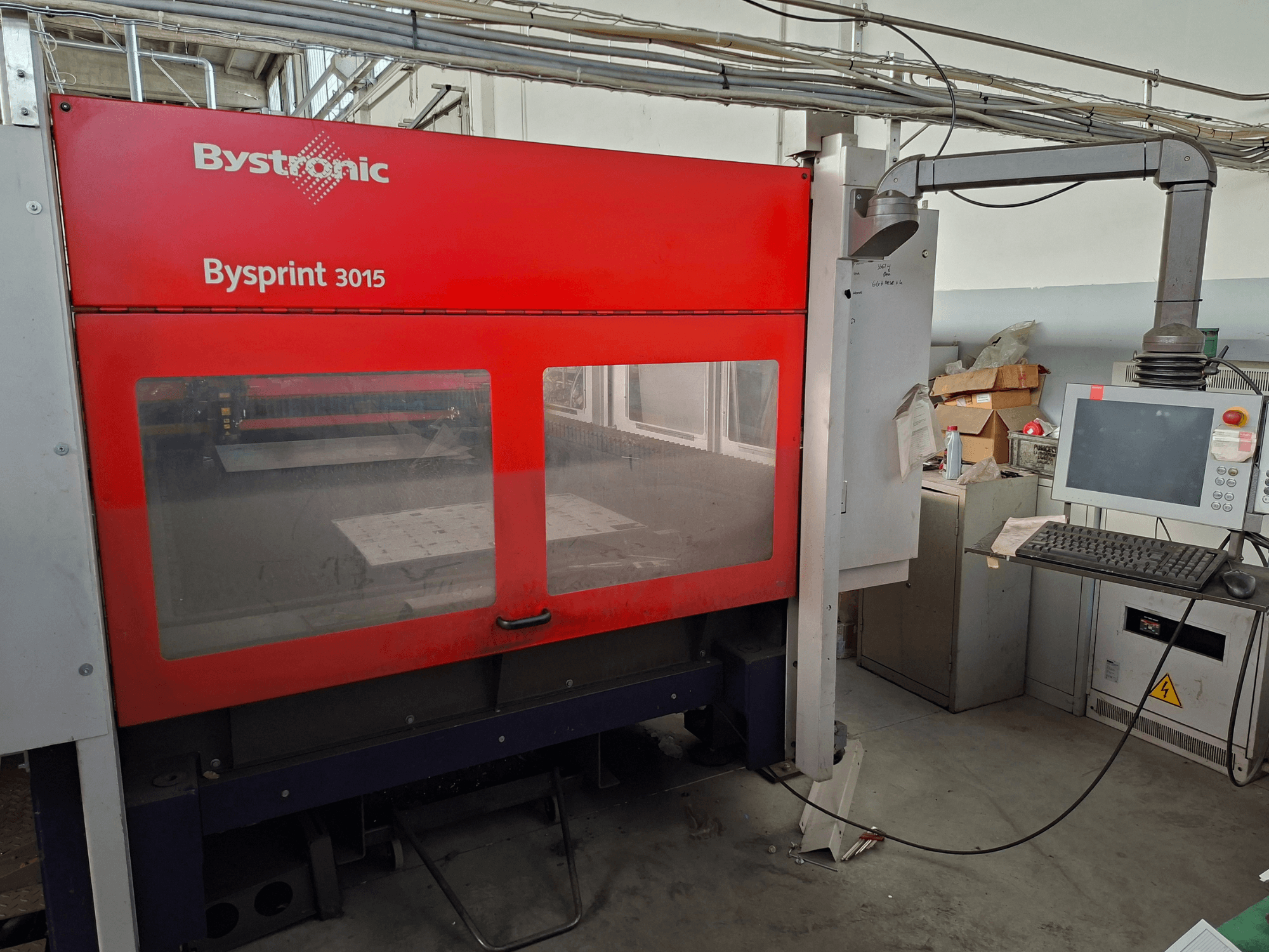 Stroj za lasersko rezanje CO2 Bystronic Bysprint 3015, prednji pogled s upravljačkom pločom i područjem za lasersko rezanje.