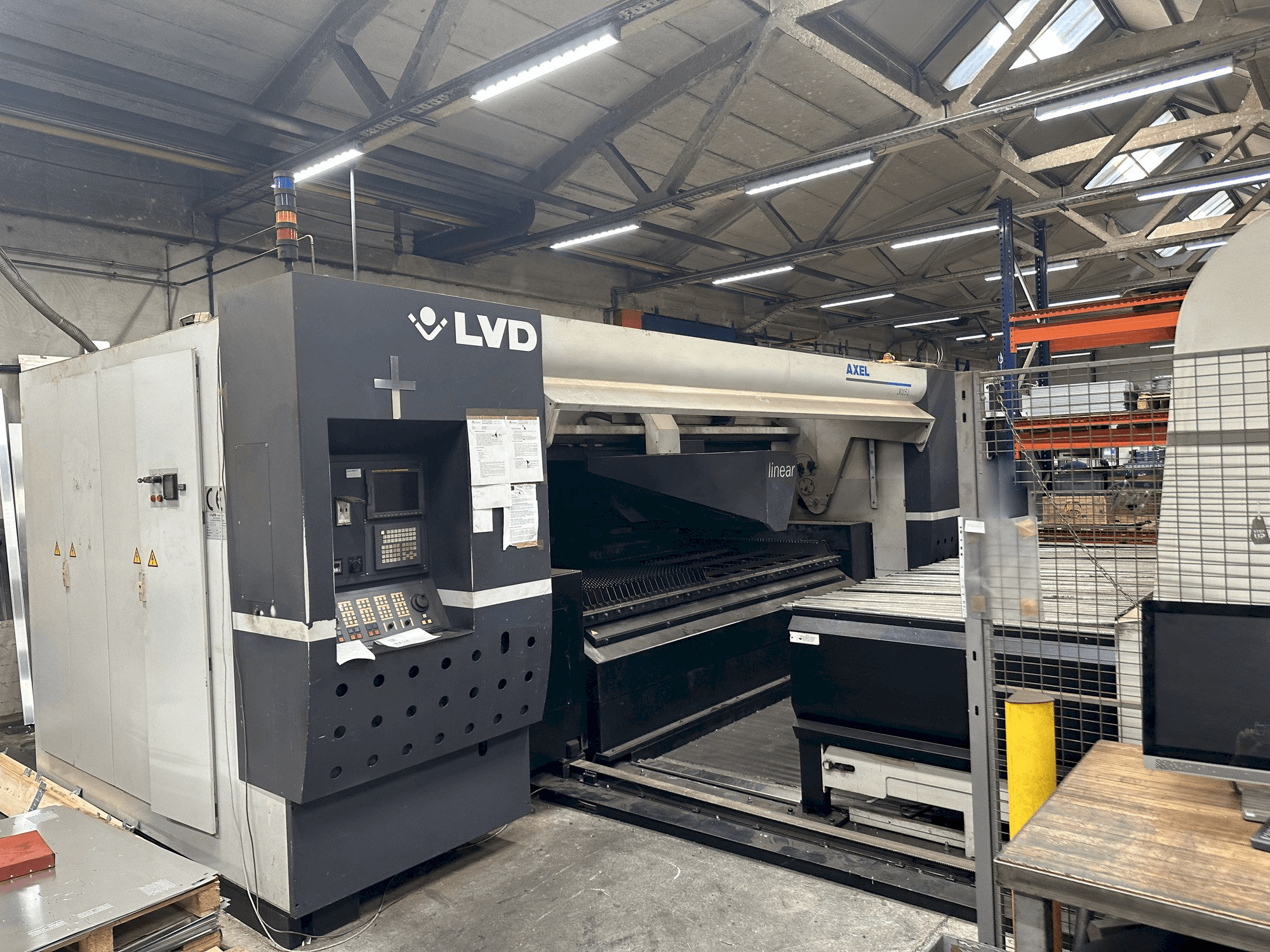 Prikaz stroja LVD Axel 3015 sprijeda