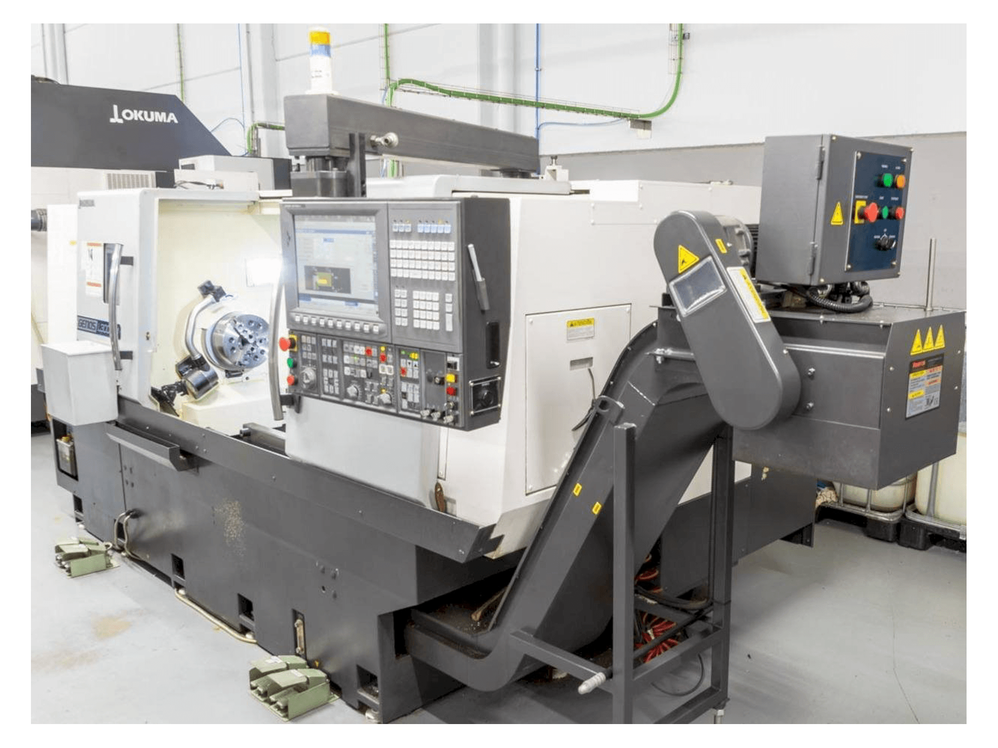 Prikaz stroja Okuma Genos L300E-M sprijeda