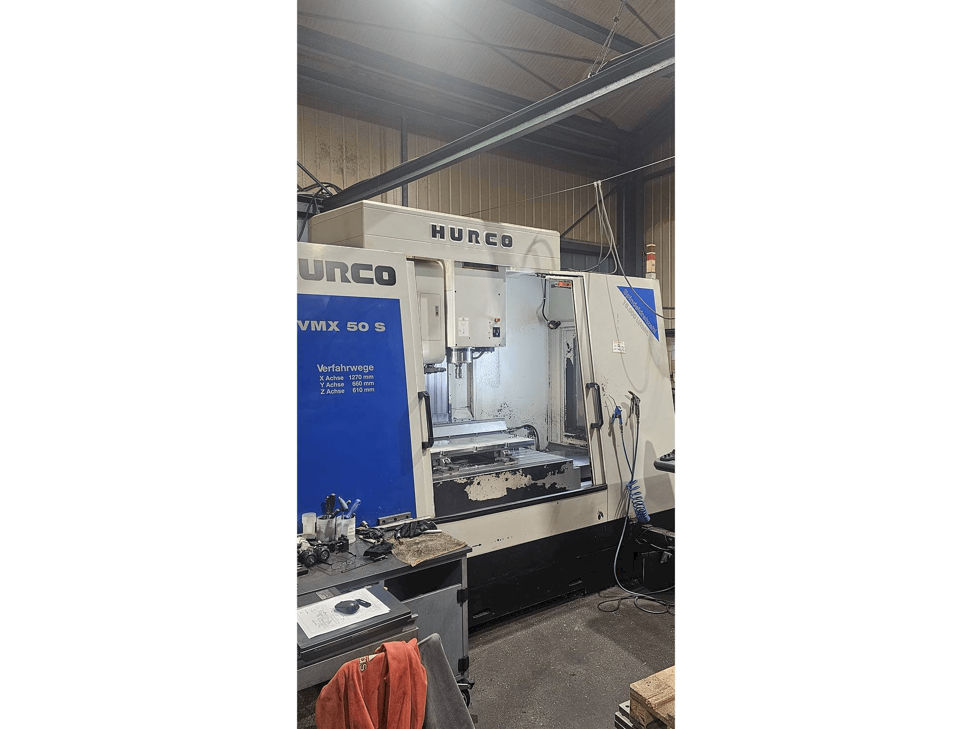 Prikaz lijeve strane stroja Hurco VMX 50 S