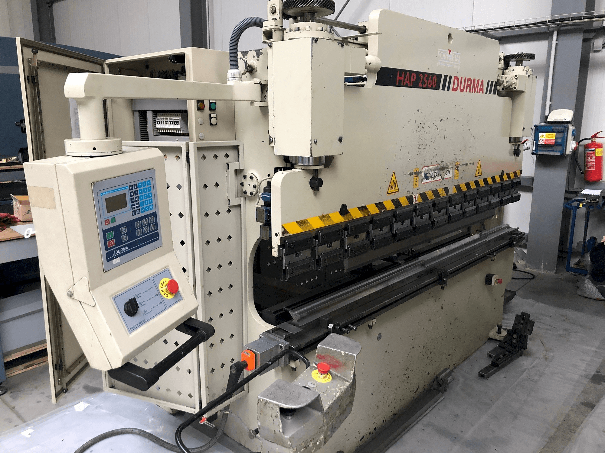 Prikaz stroja Durma HAP 2560 sprijeda