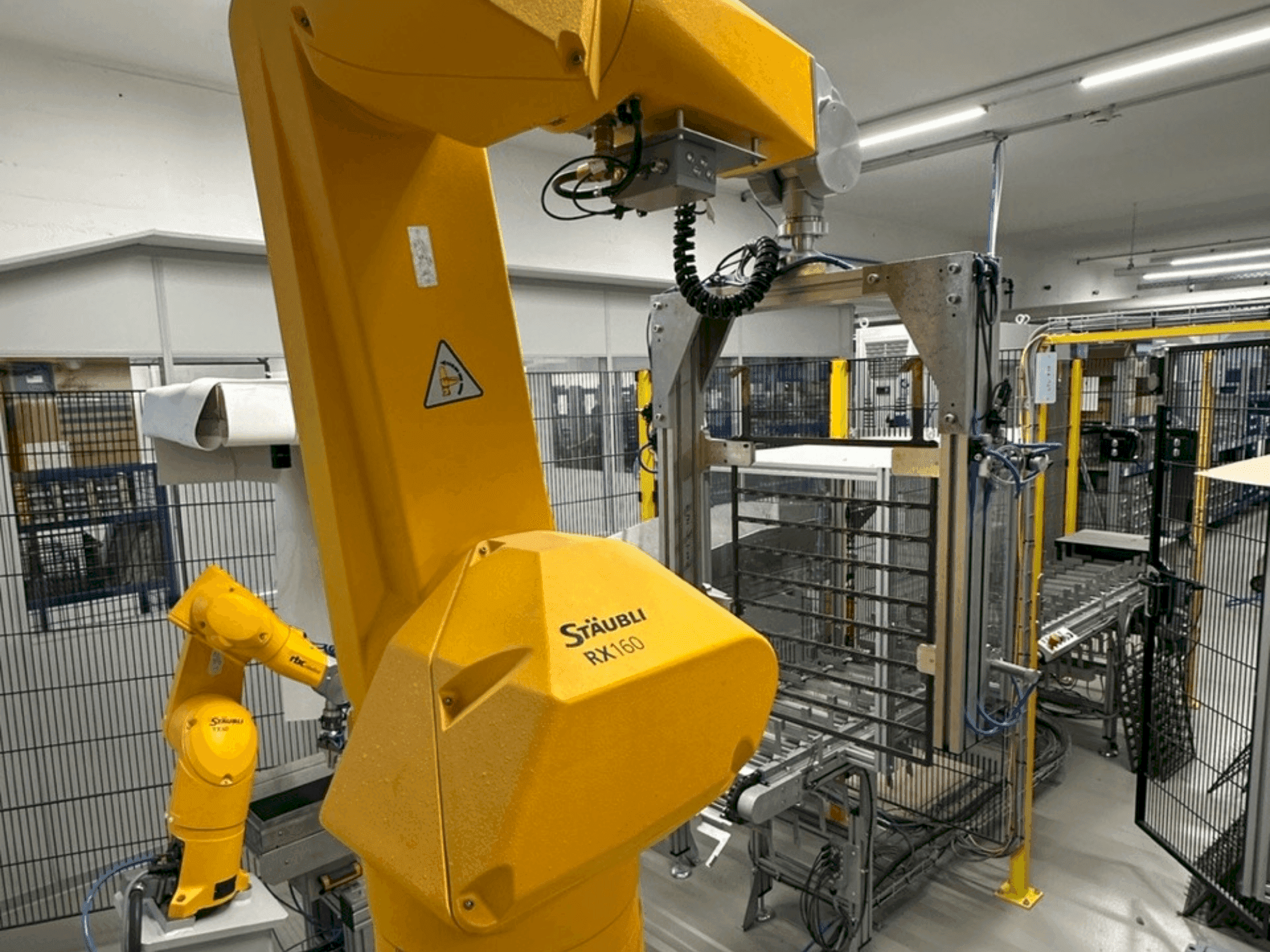 Prikaz stroja STAUBLI RX160 sprijeda