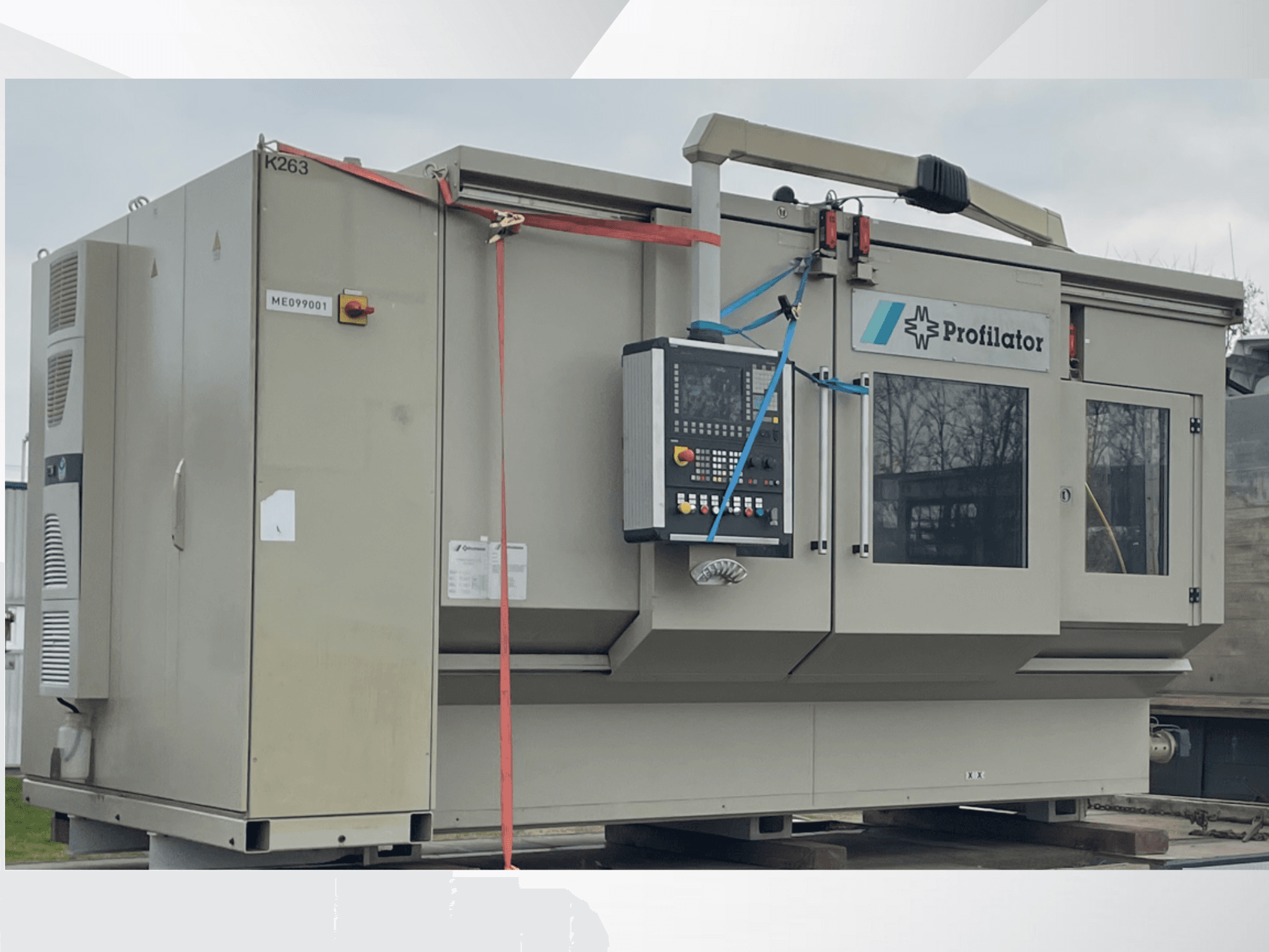 Profilator u bočnom pogledu, s upravljačkom pločom, sigurnosnim naljepnicama i zaštitnim trakama, na drvenoj platformi.