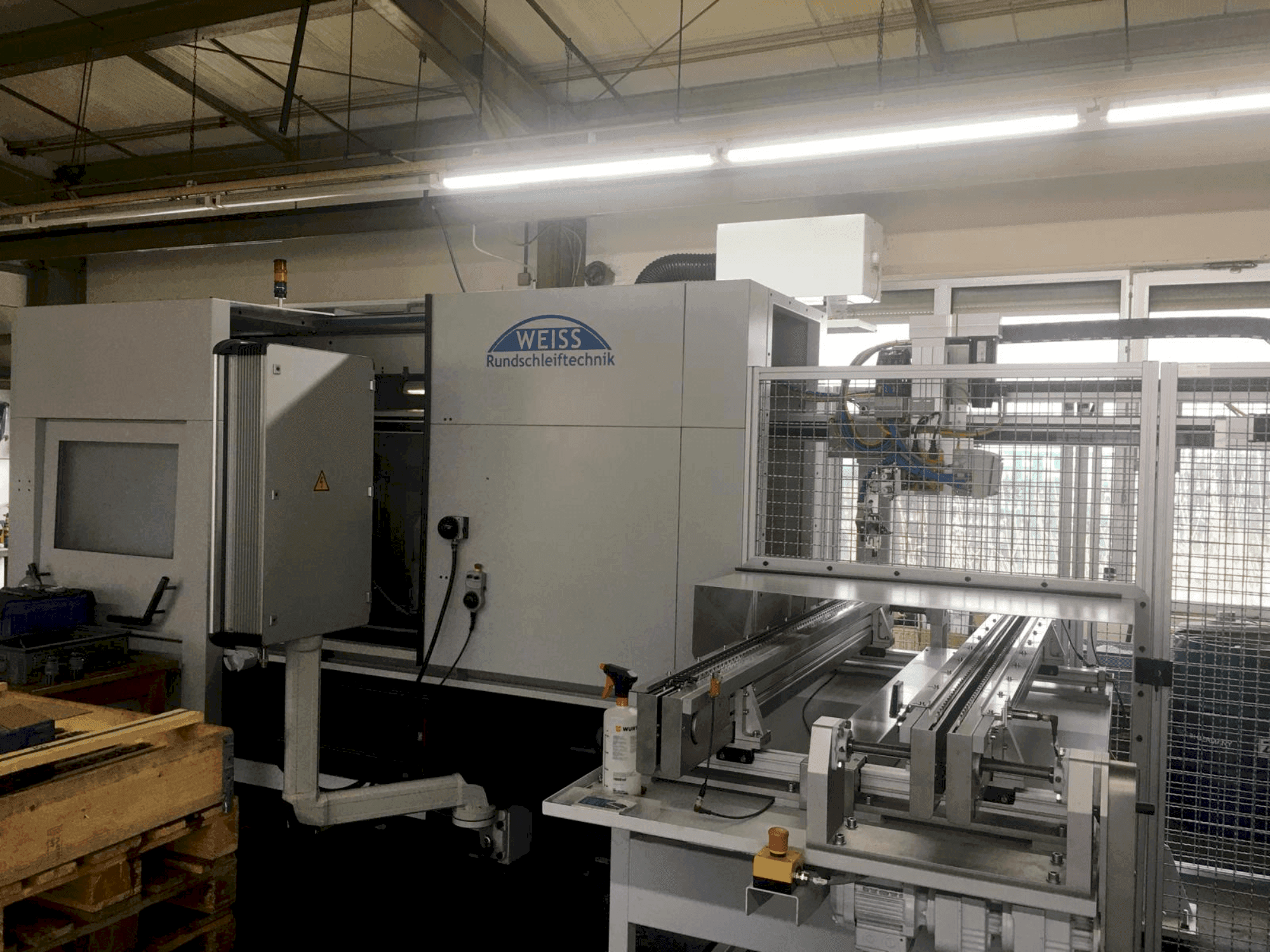 Prikaz stroja WEISS Rundschleiftechnik K52 sprijeda