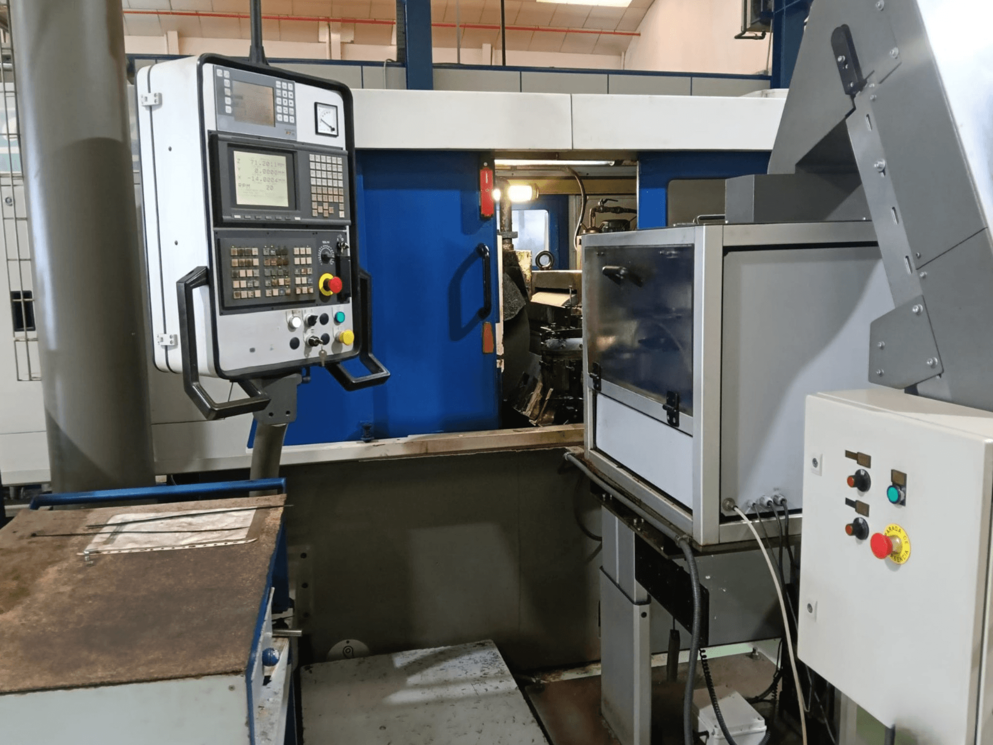 Upravljačka ploča i strojevi DANOBAT 327 MDA brusilice bez centriranja, gledano sa strane, s prikazom tipki i zaslona.