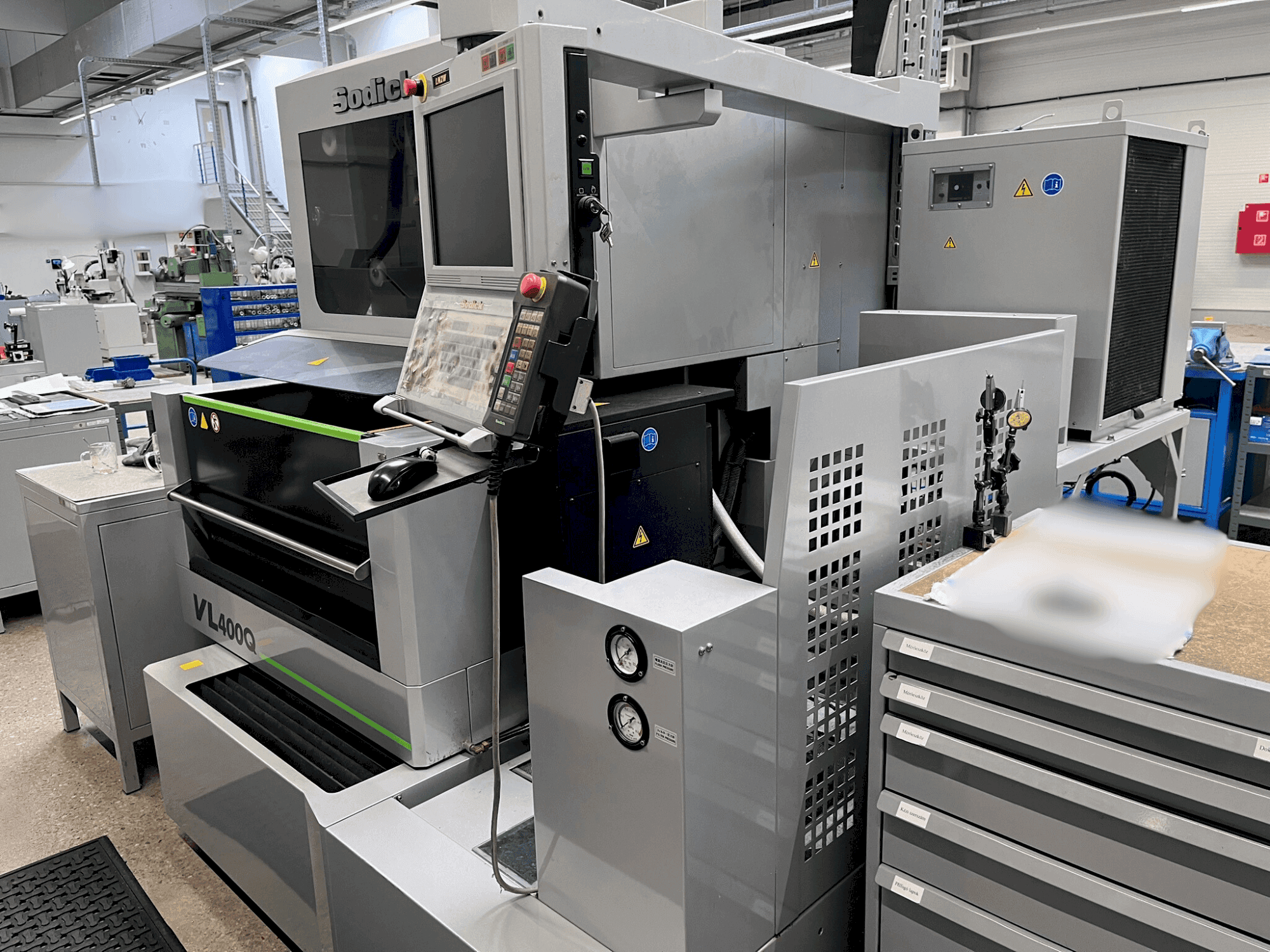 Prikaz stroja Sodick VL 400Q sprijeda