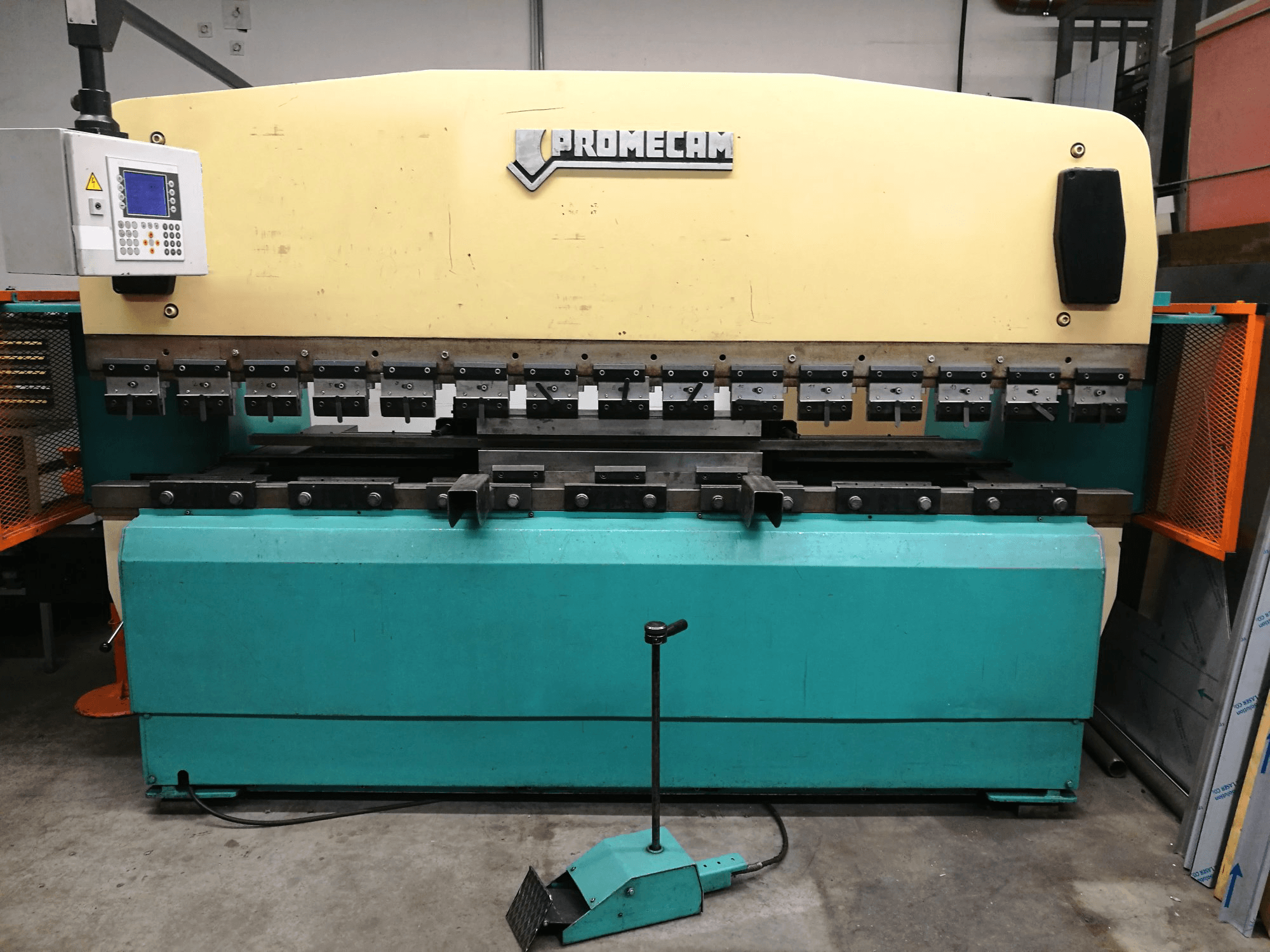 Prikaz stroja PROMECAM RG-103 sprijeda