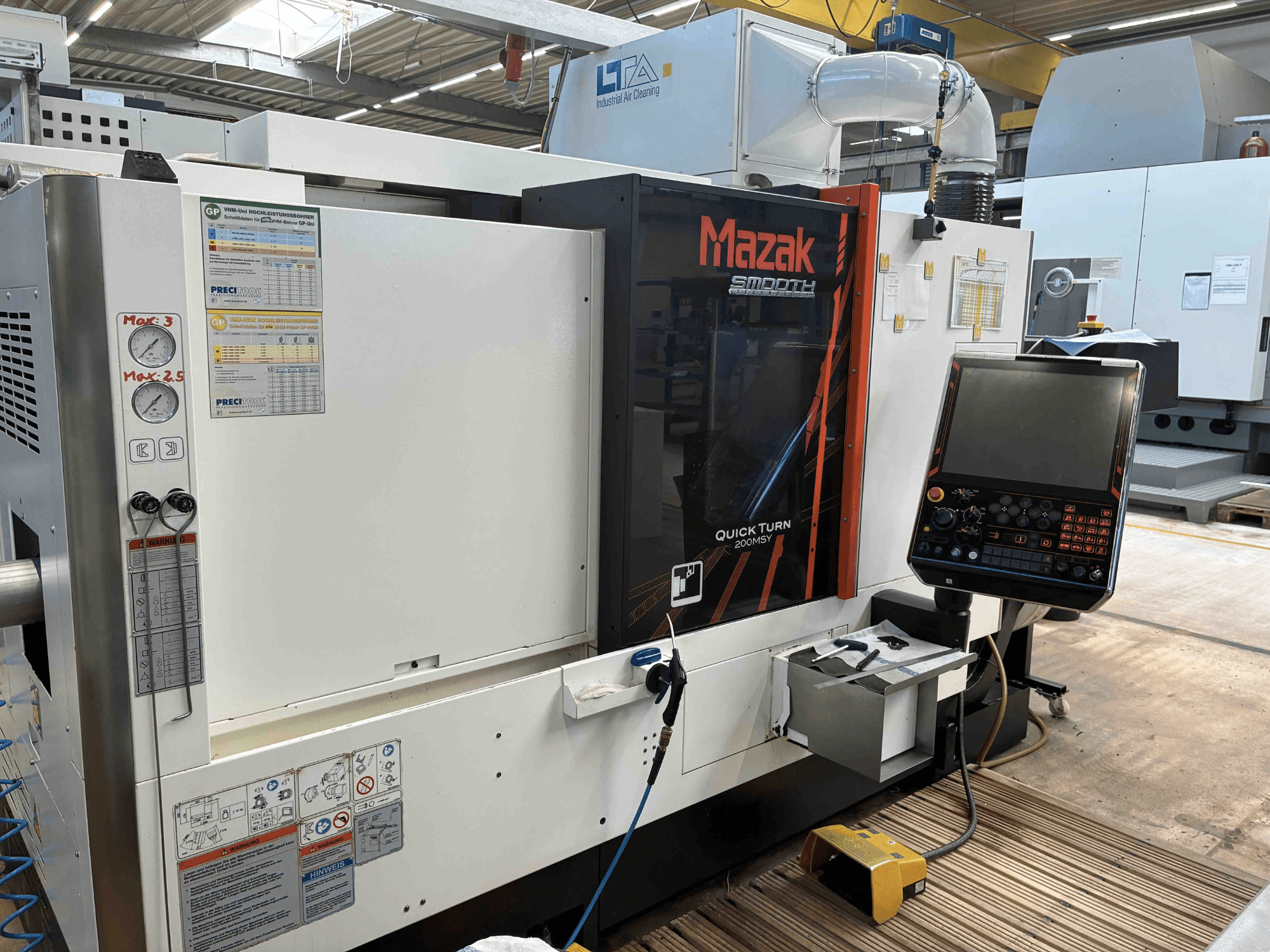 Mazak Quick Turn Smooth 200MSY tokarsko-glodački centar, prednji pogled s upravljačkom pločom i operativnim mjeračima.