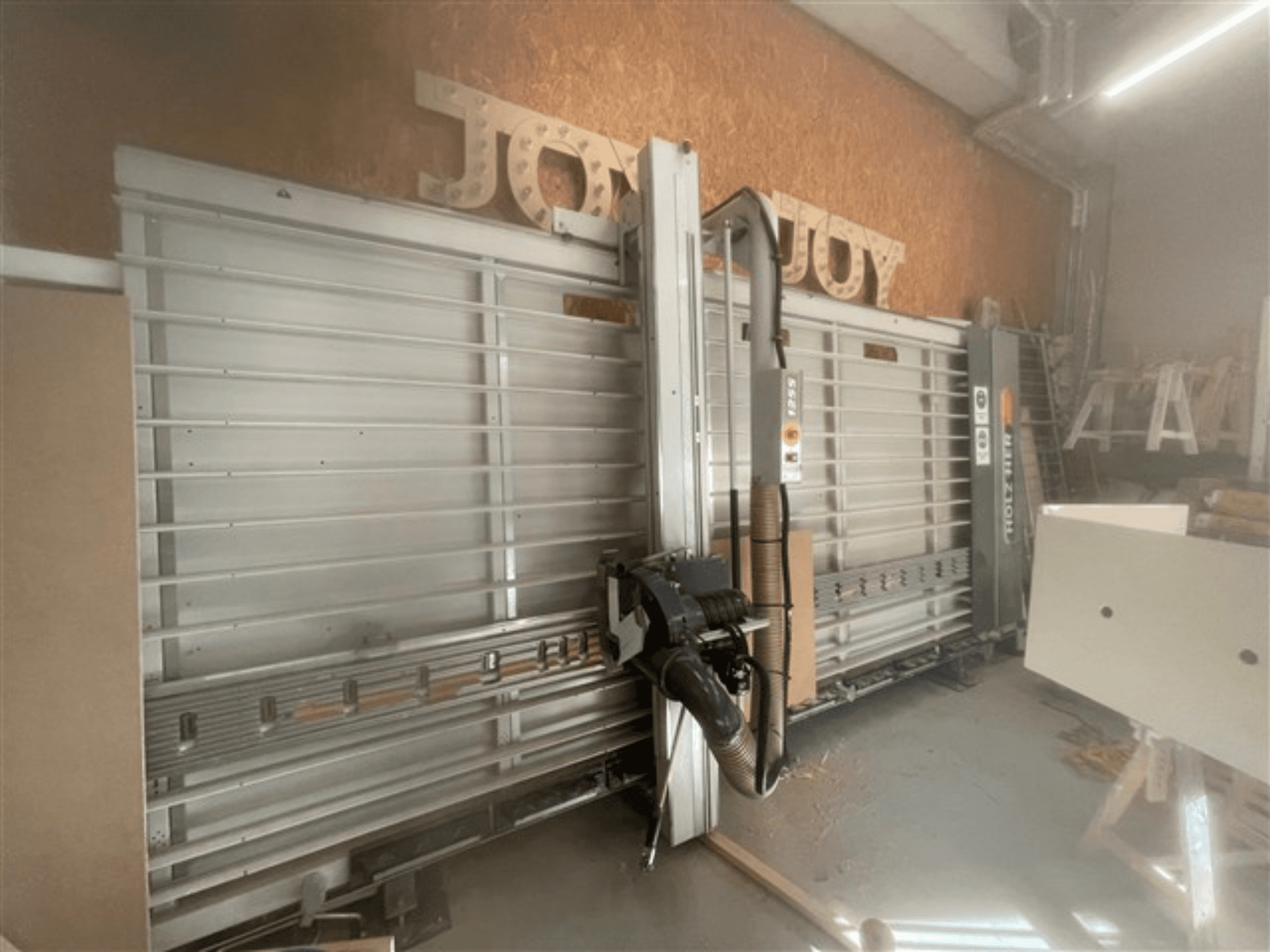 Horizontalna pločasta pila, marka Holz-Her, bočni pogled, prikazuje list pile, usisavanje prašine i prostor za odlaganje.