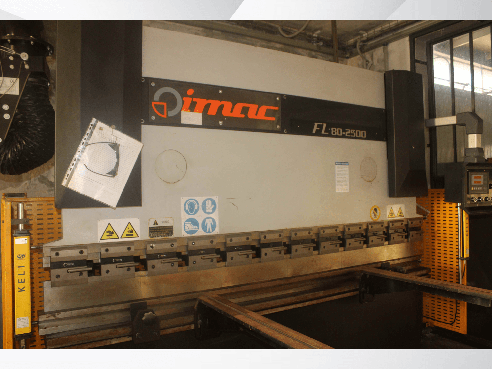 Stroj za savijanje IMAC FL 80-2500, prednji pogled, s upravljačkom pločom, sigurnosnim upozorenjima i komponentama metalnog alata.