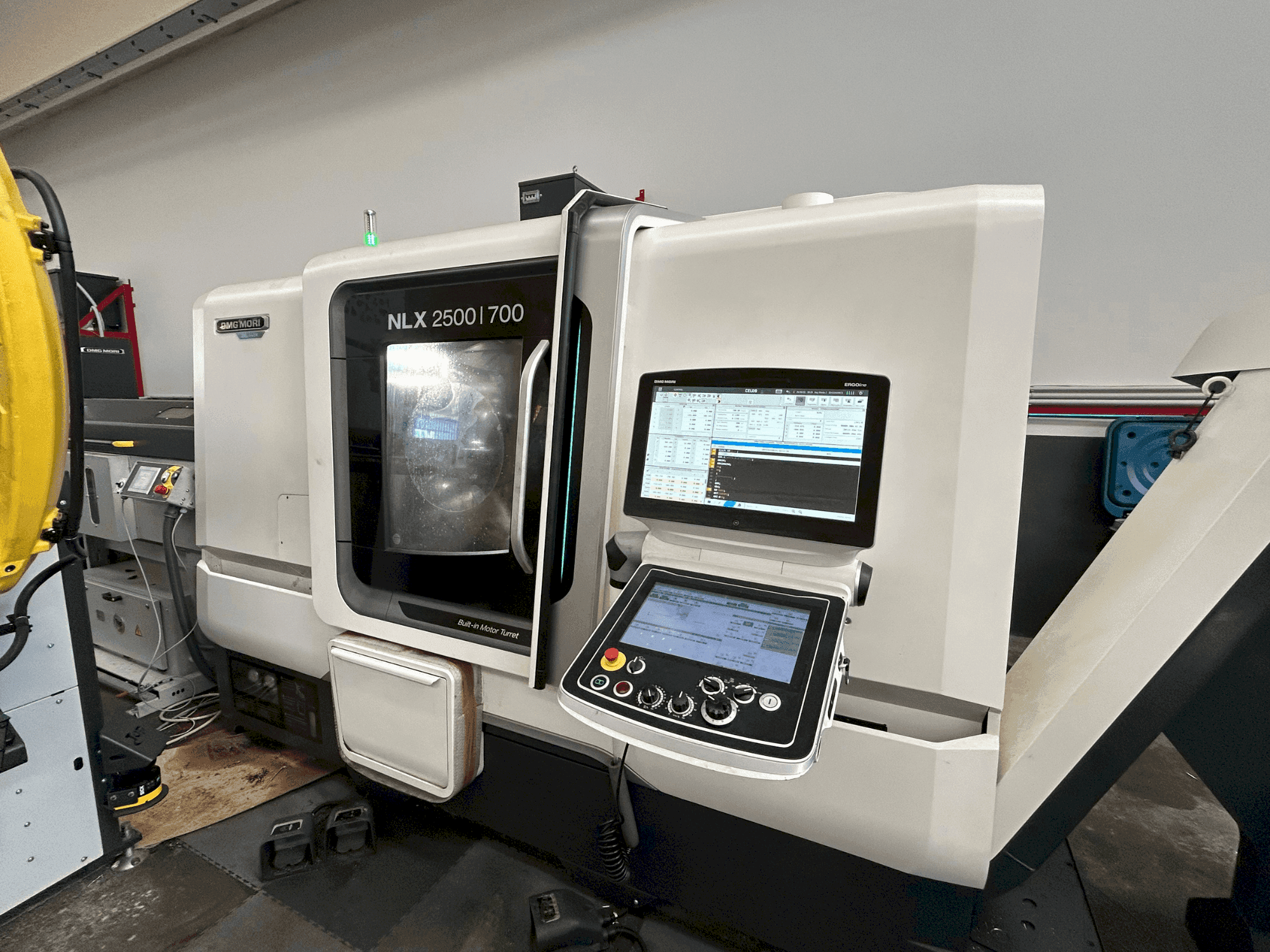 Prikaz stroja DMG MORI NLX 2500 SY / 700 sprijeda