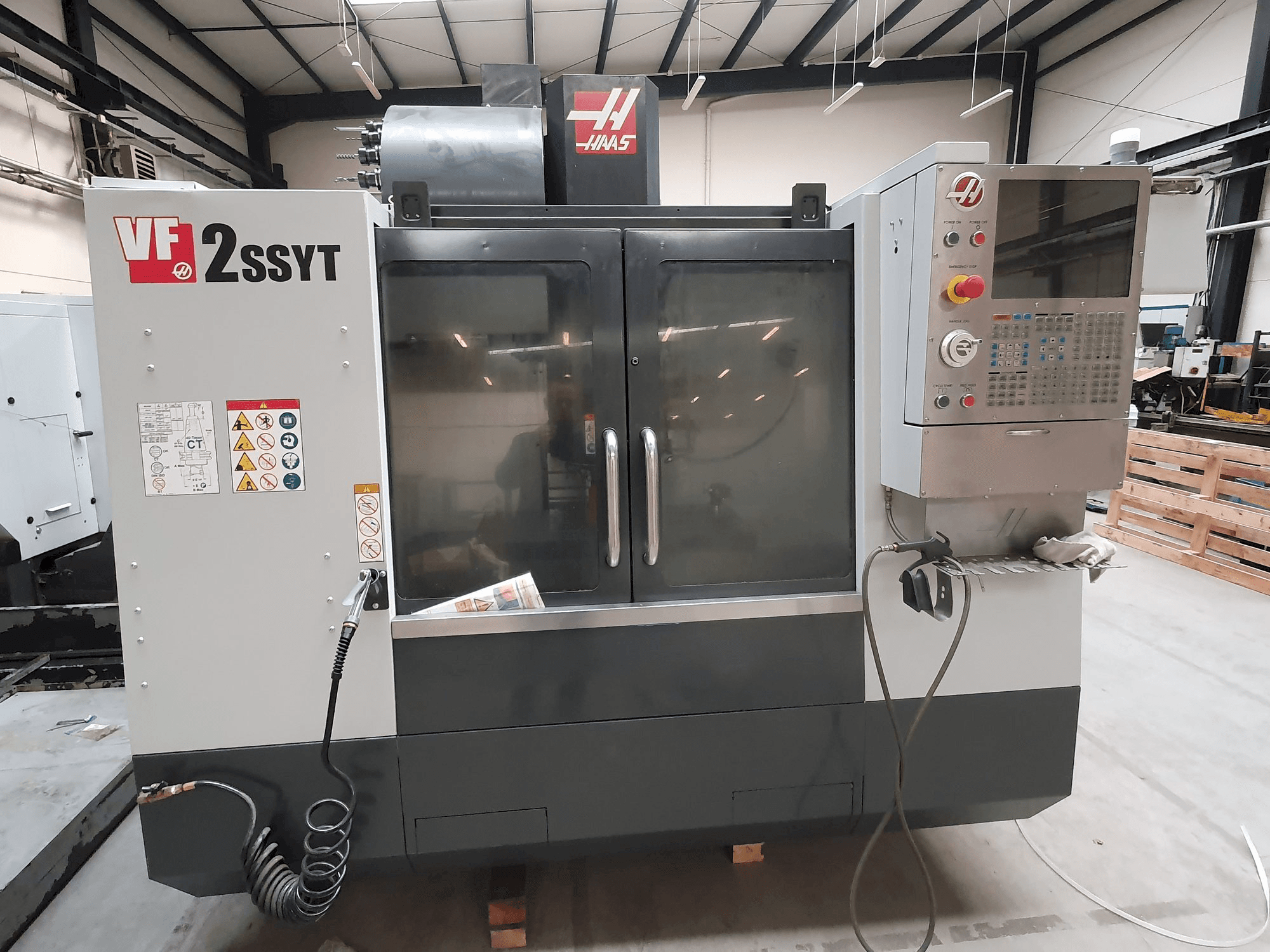 Prikaz stroja HAAS VF-2SSYT sprijeda