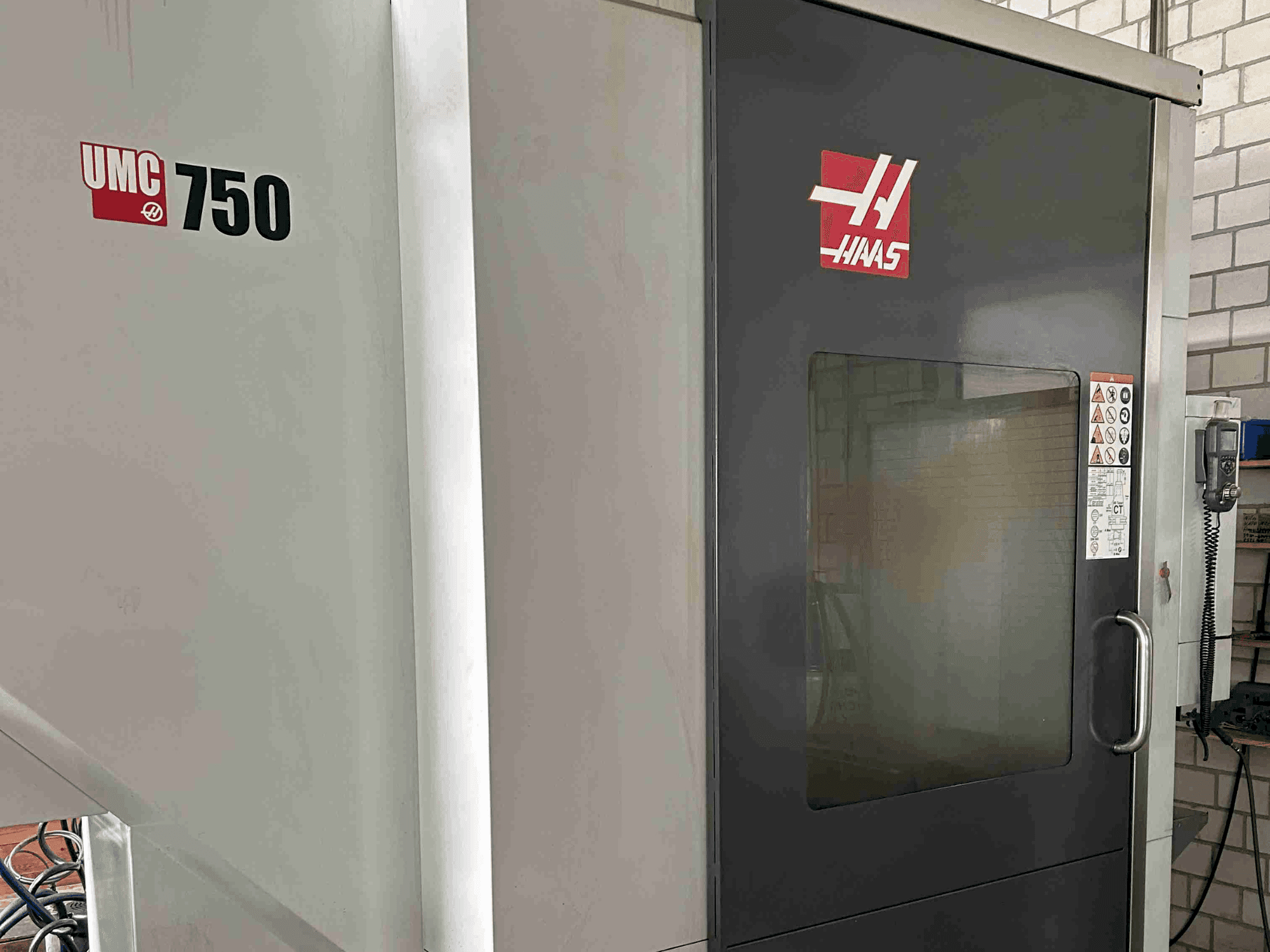 Prikaz stroja HAAS UMC-750 sprijeda