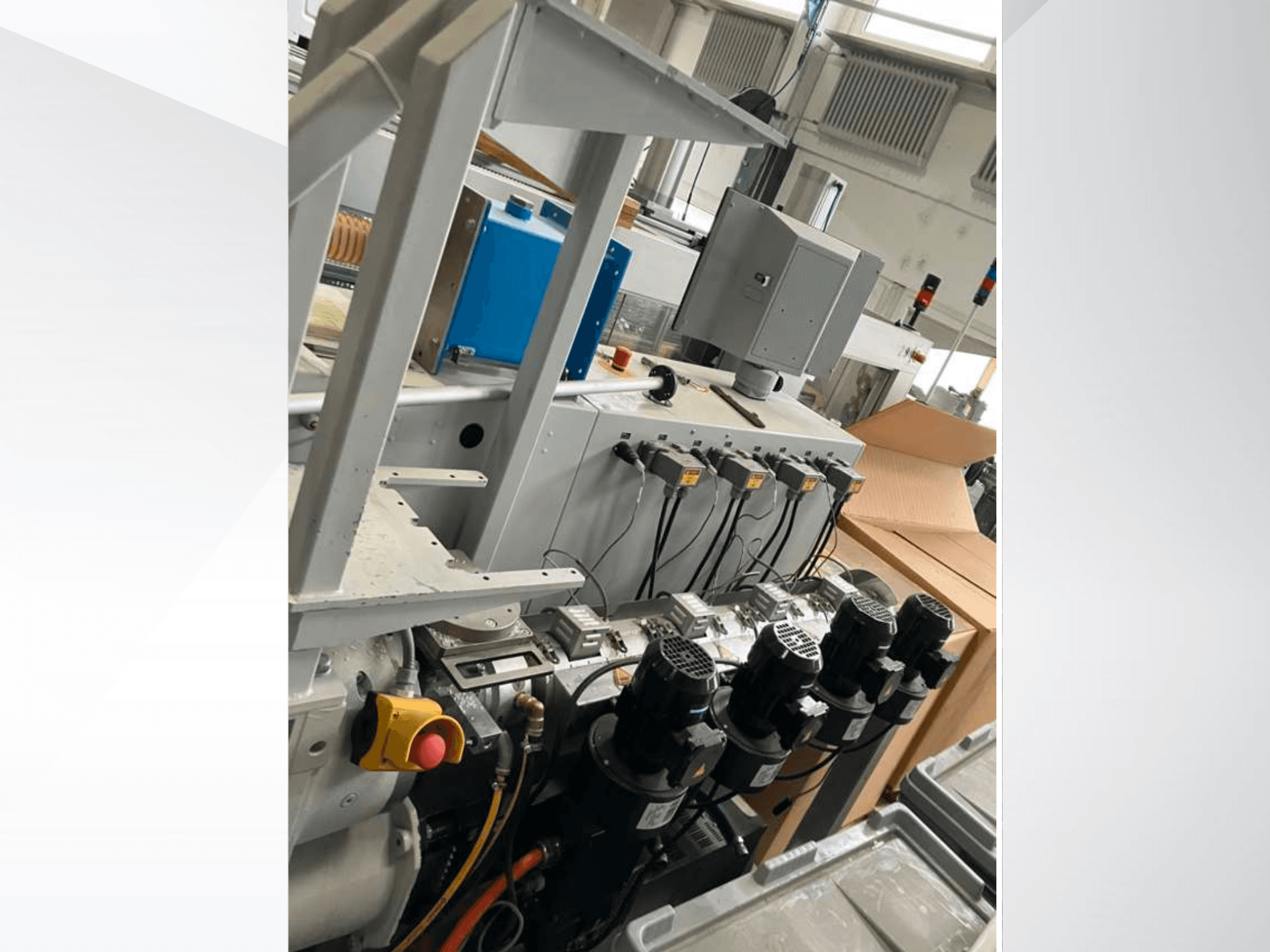 Krauss Maffei KME 45 XS ekstruder s jednim pužem, bočni pogled koji prikazuje upravljačku ploču, motore i razne komponente.