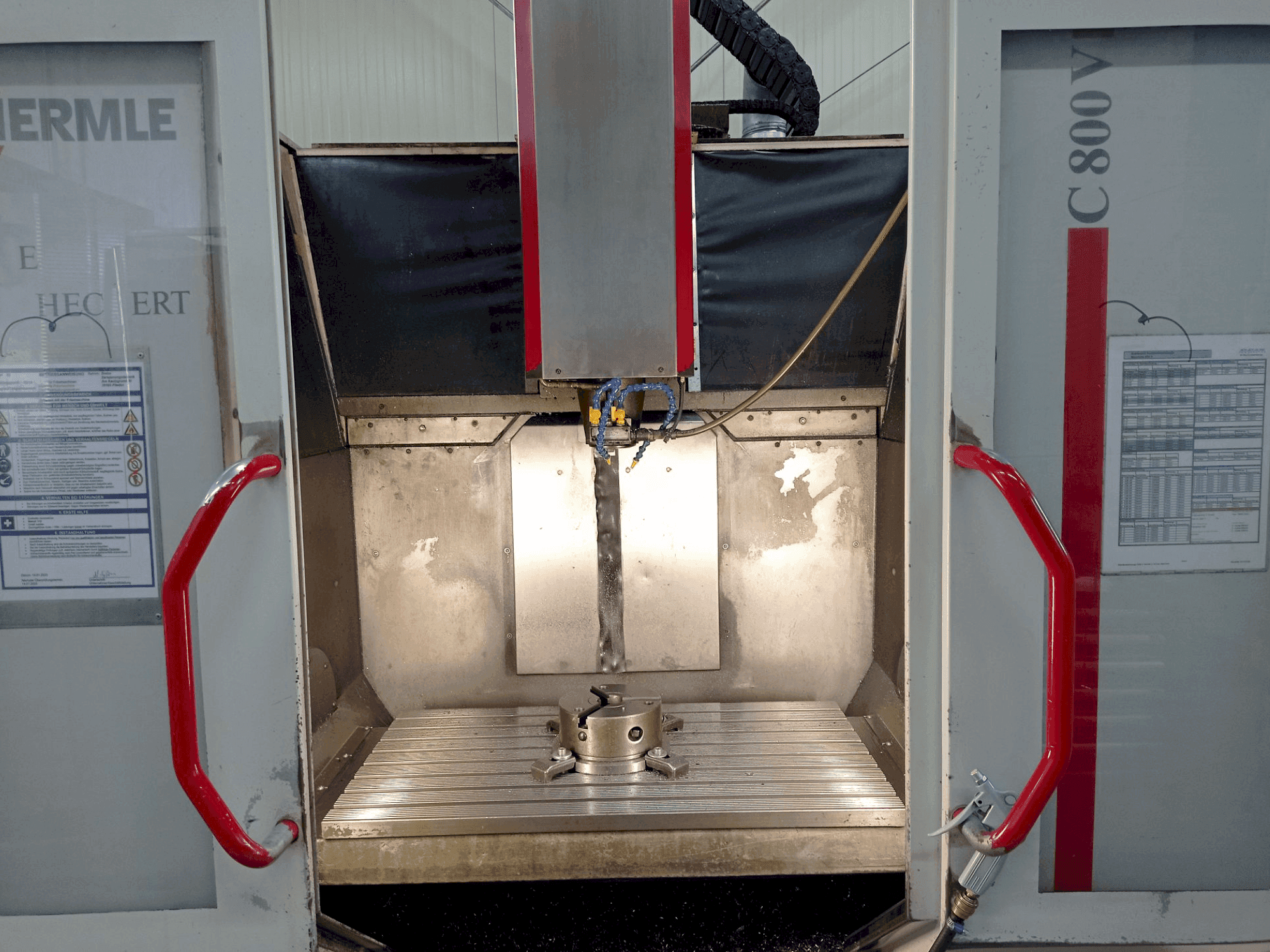 Prikaz stroja HERMLE C800V sprijeda