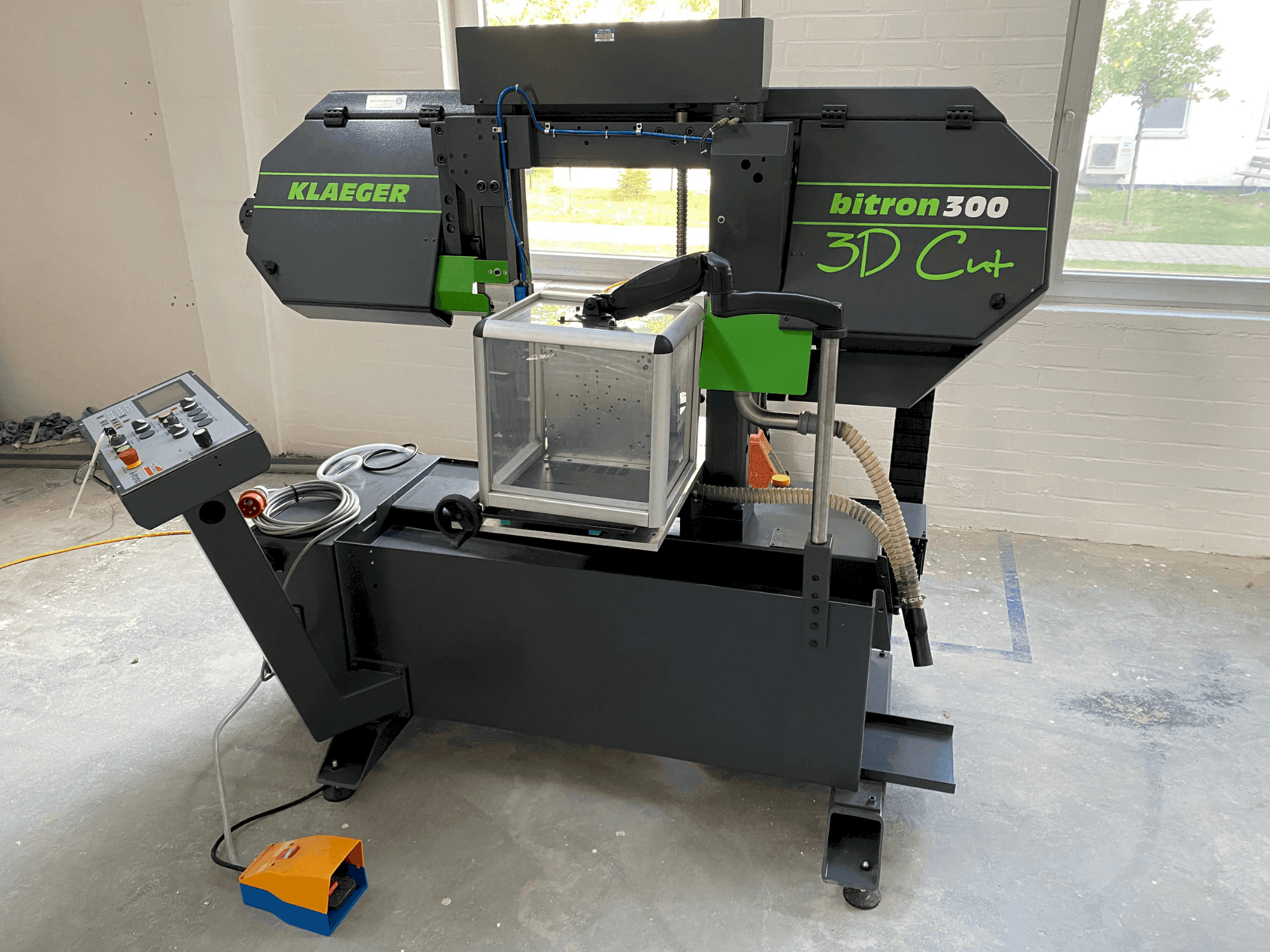 Prikaz stroja Klaeger Bitron 300 3D Cut sprijeda