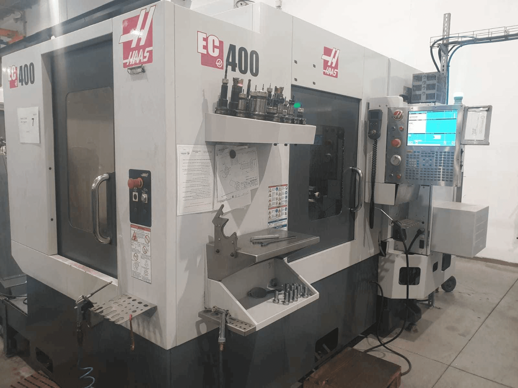 Prikaz stroja HAAS EC400 sprijeda