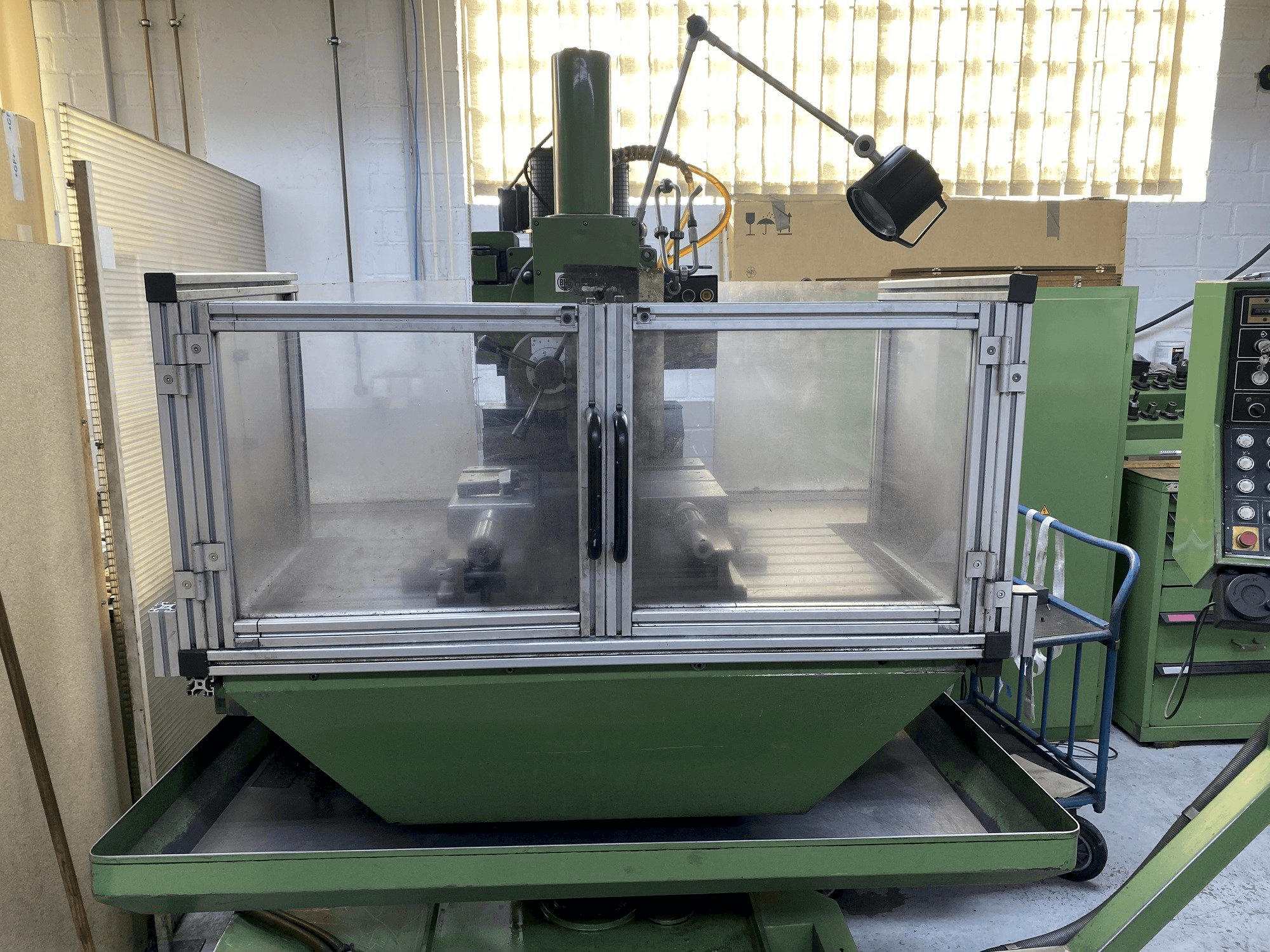 Prikaz stroja HERMLE UWF 1000 sprijeda