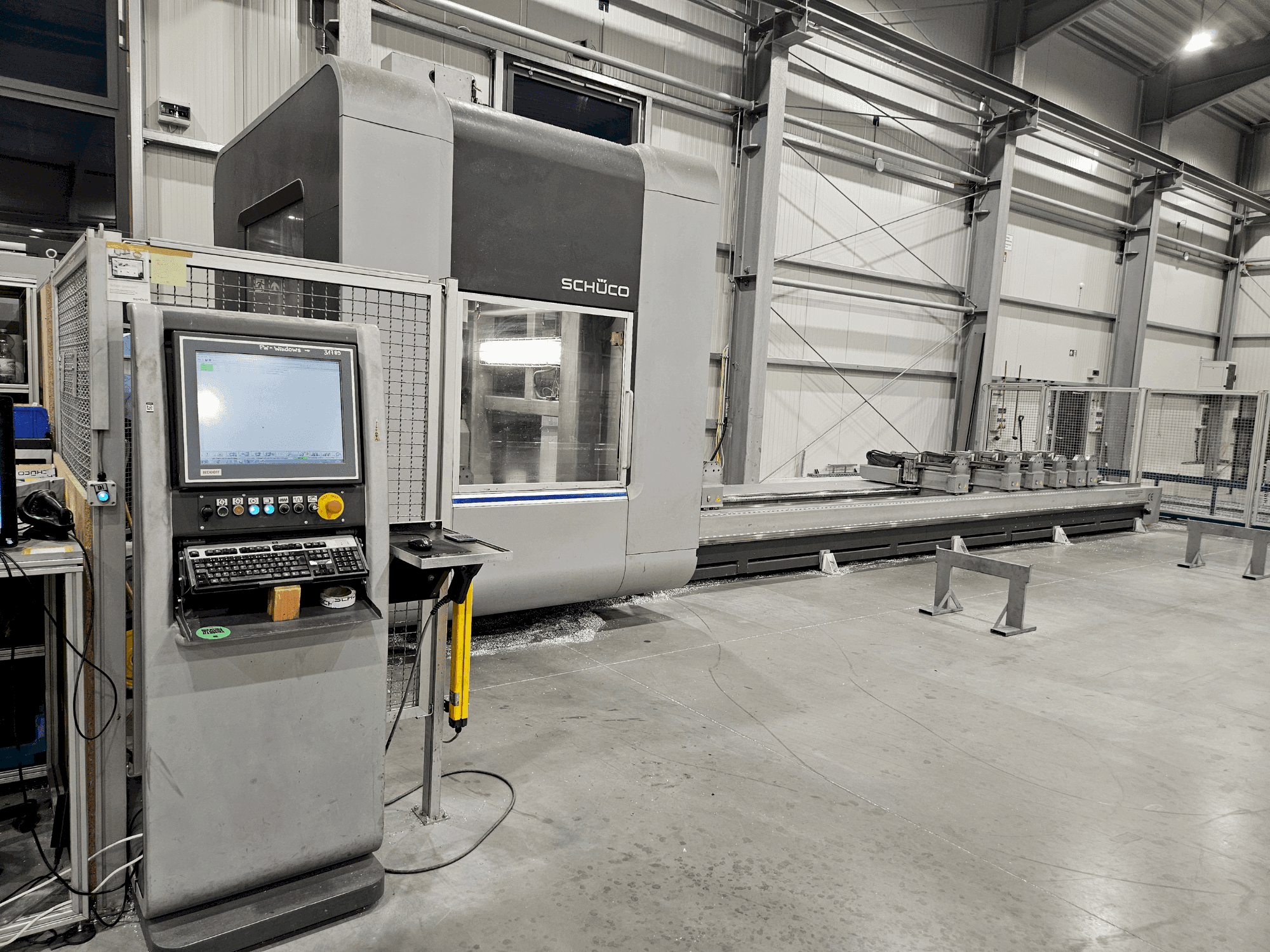 Prikaz stroja SCHÜCO DC 500 sprijeda