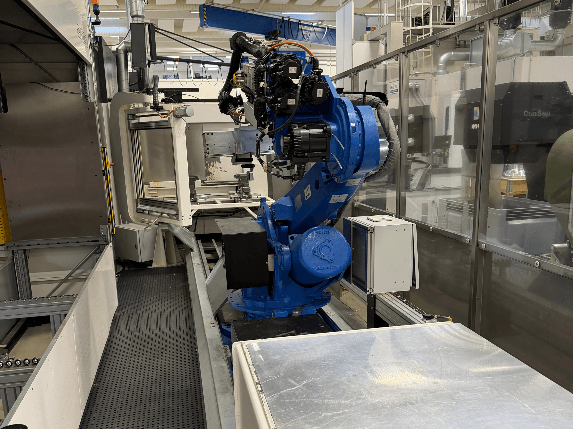 Yaskawa Motoman ES165D robotska ruka na tračnici, bočni pogled koji prikazuje postavljanje automatizacije u industrijskom okruženju.