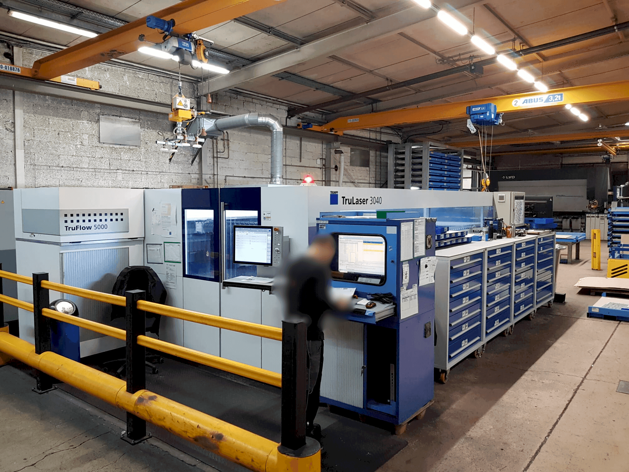 Prikaz stroja TRUMPF TruLaser 3040 5kW CO2 sprijeda